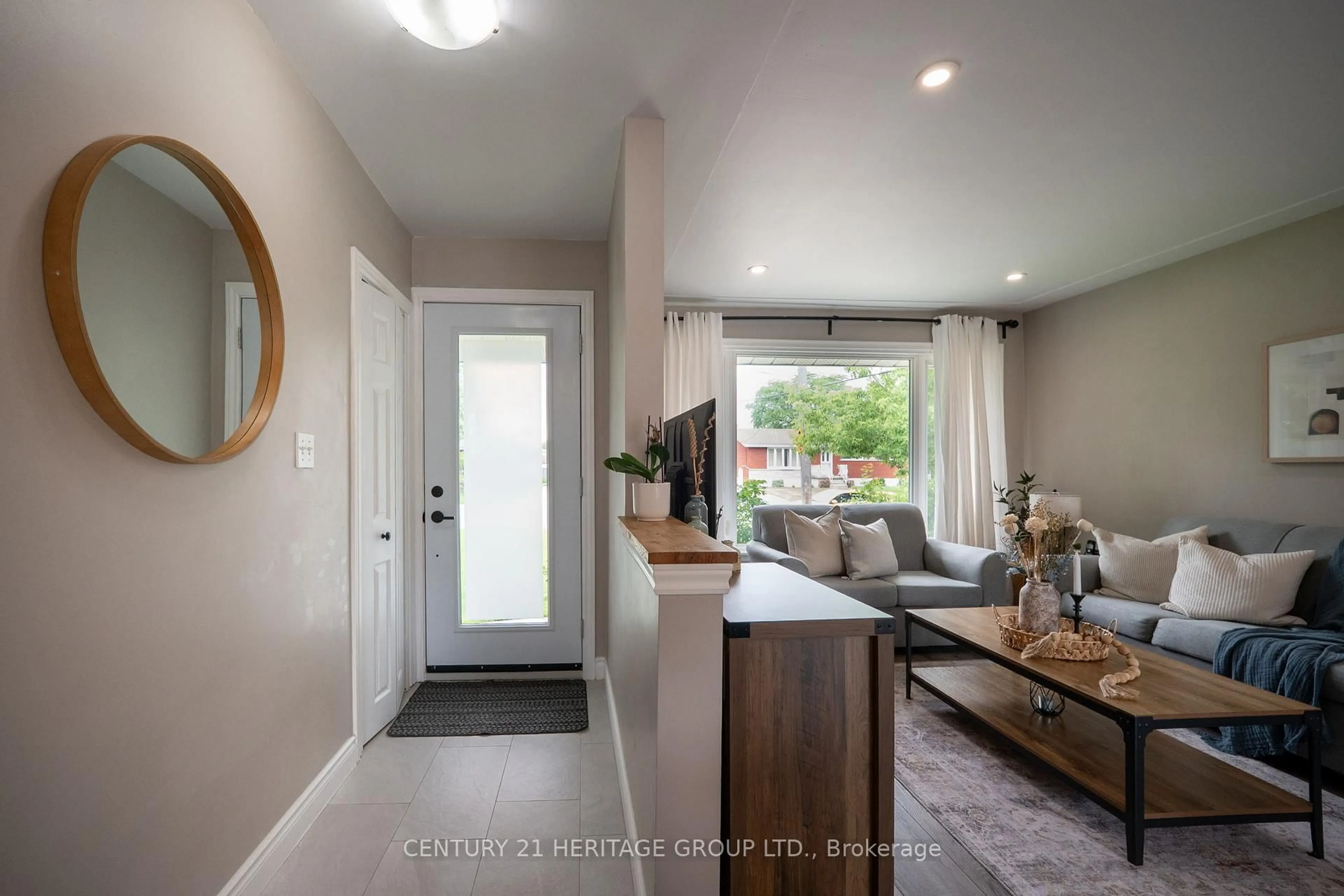 Indoor entryway for 9 Kingslea Dr, Hamilton Ontario L8T 3Z8