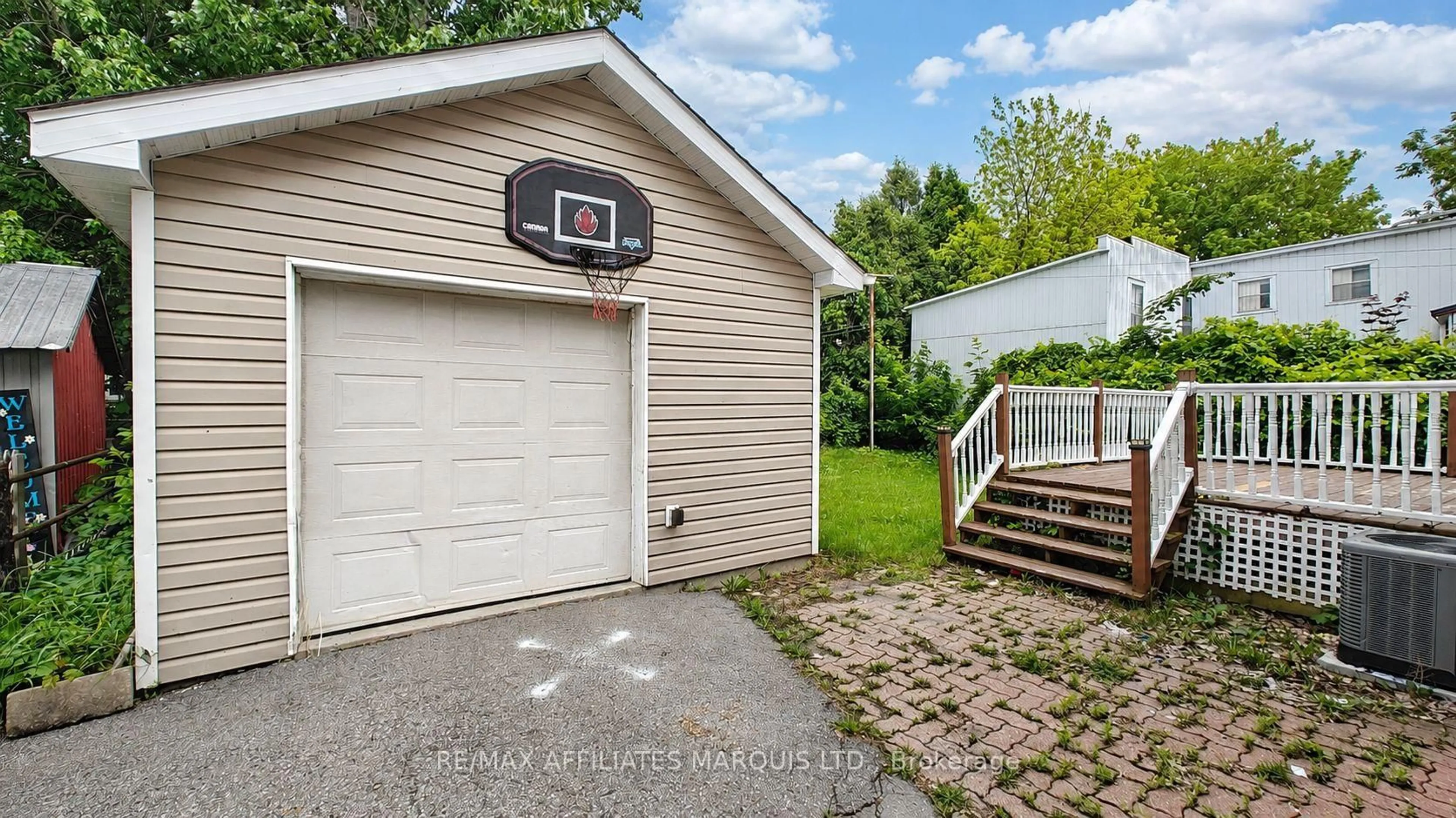 Indoor garage for 334 Prince Arthur St, Cornwall Ontario K6H 4N9