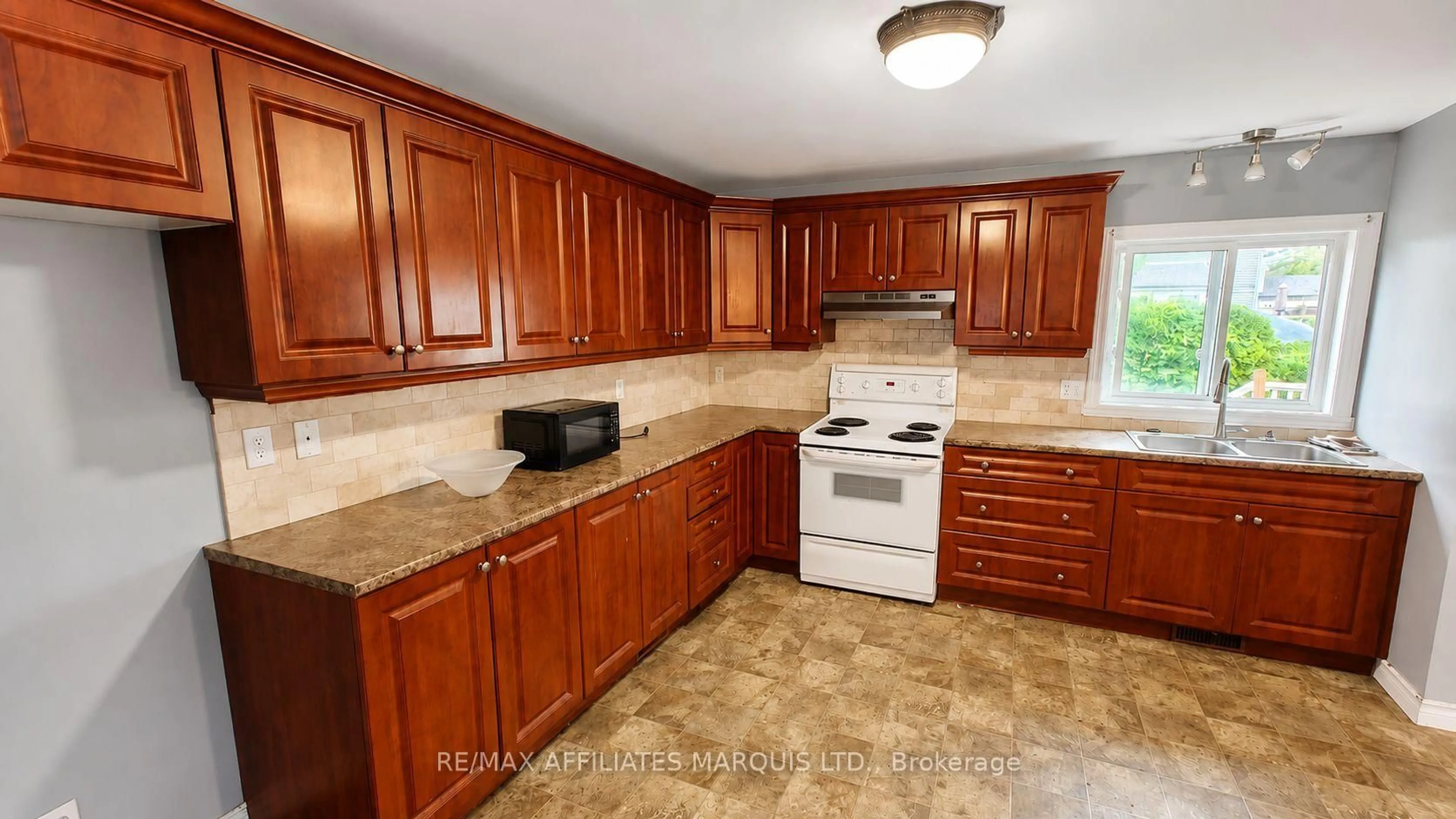 Standard kitchen, ceramic/tile floor for 334 Prince Arthur St, Cornwall Ontario K6H 4N9
