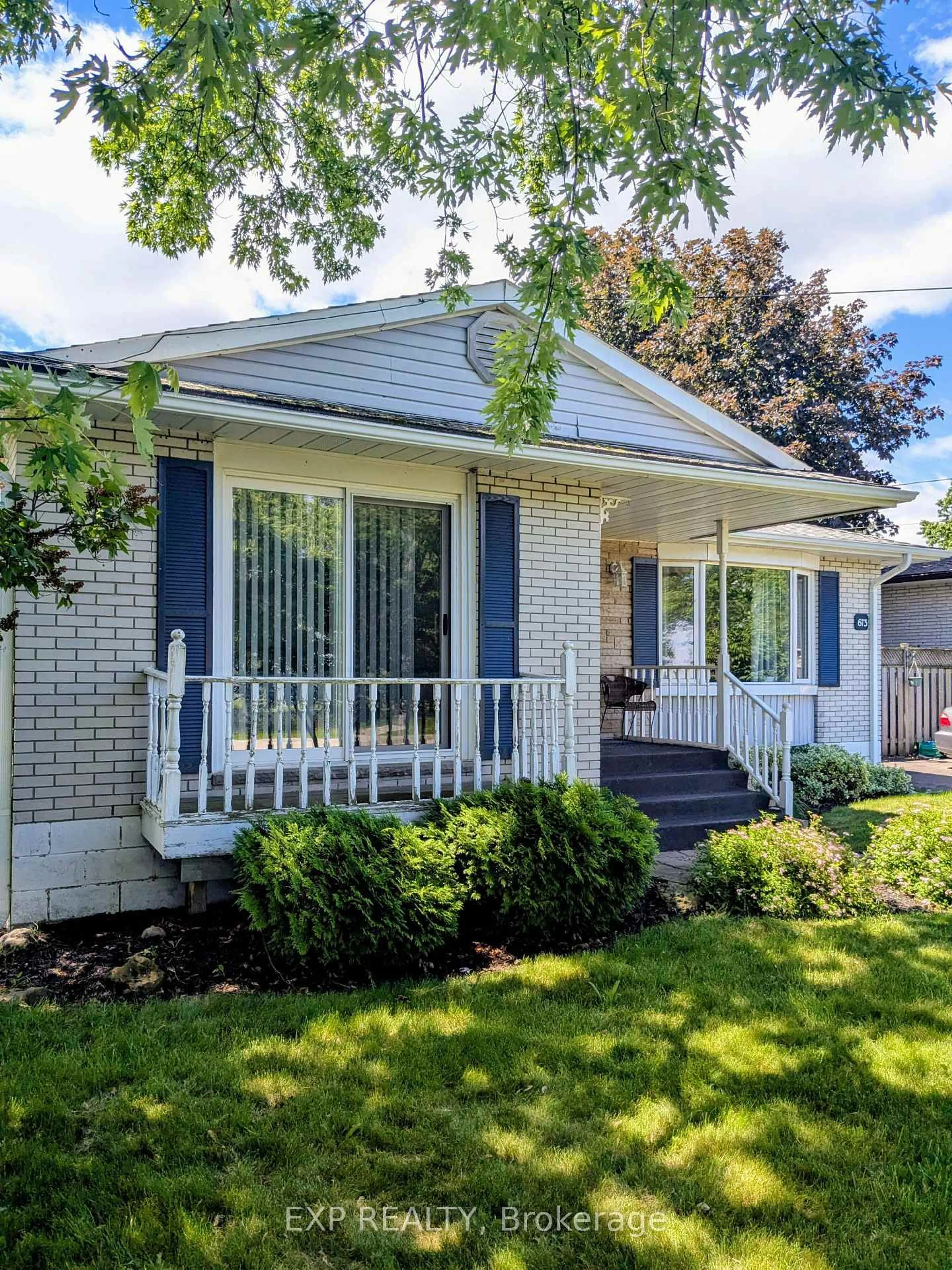 Home with vinyl exterior material, street for 673 Winston Rd, Grimsby Ontario L3M 4E8