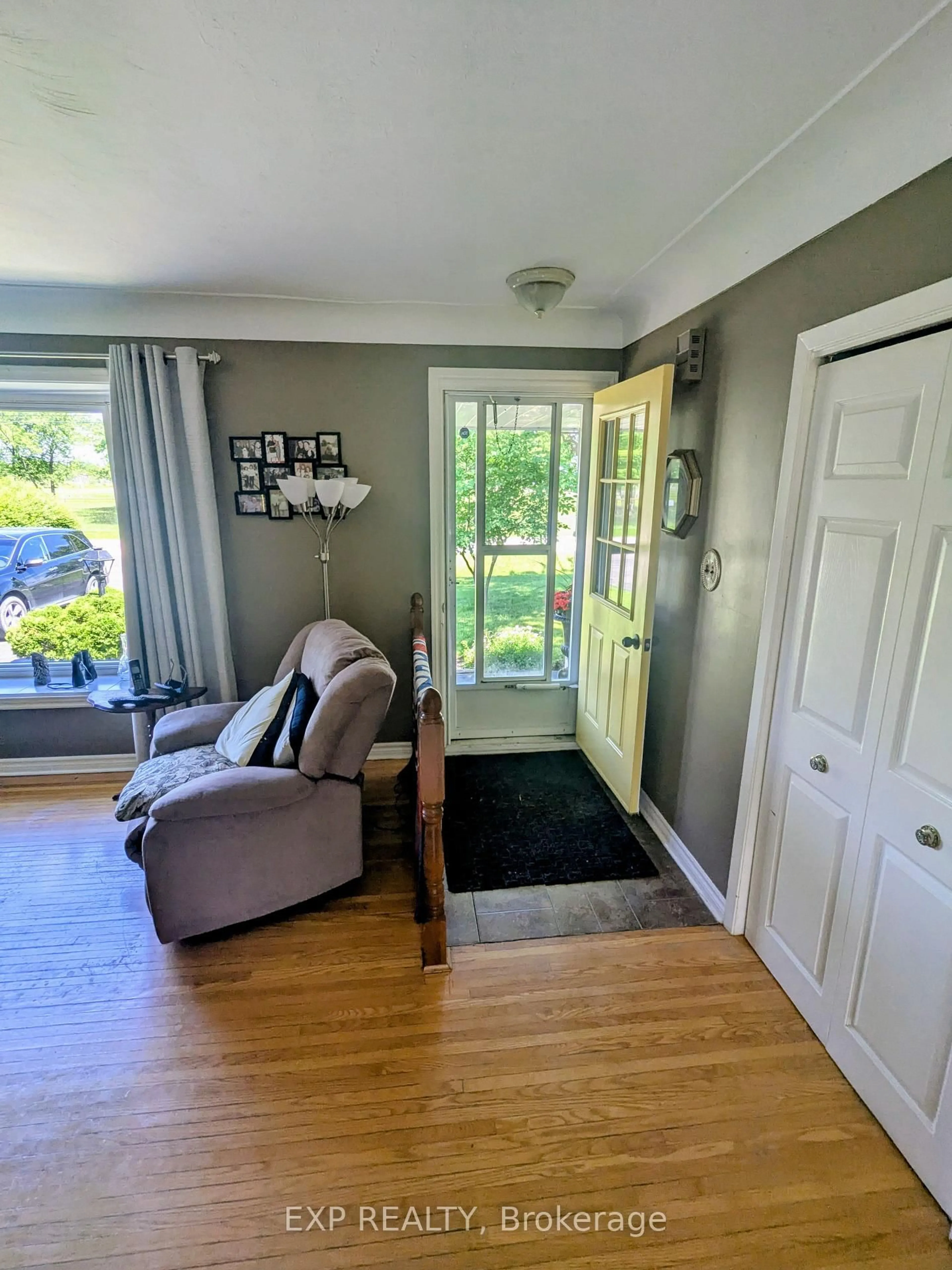 Indoor entryway for 673 Winston Rd, Grimsby Ontario L3M 4E8
