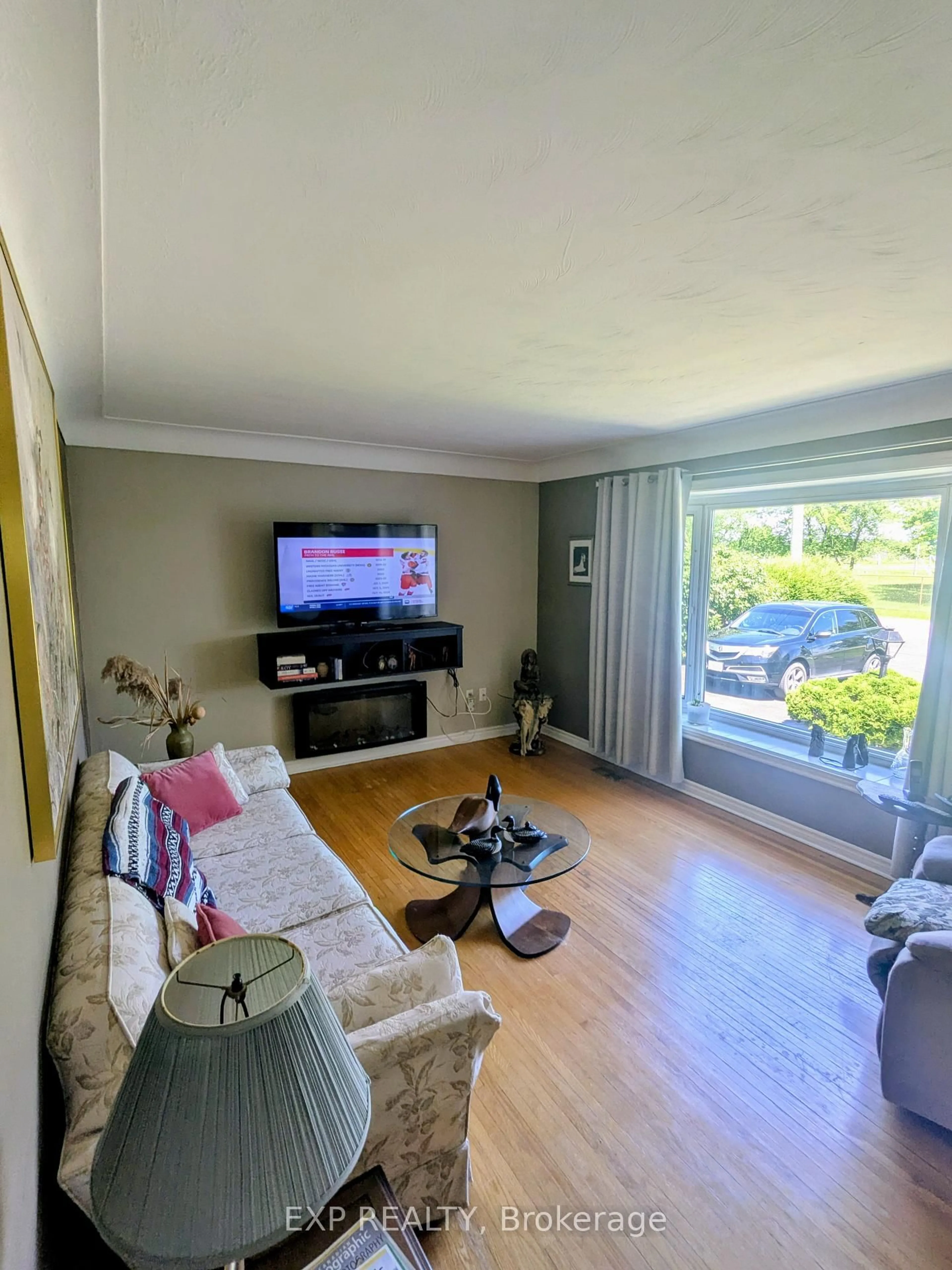 Living room with furniture, wood/laminate floor for 673 Winston Rd, Grimsby Ontario L3M 4E8
