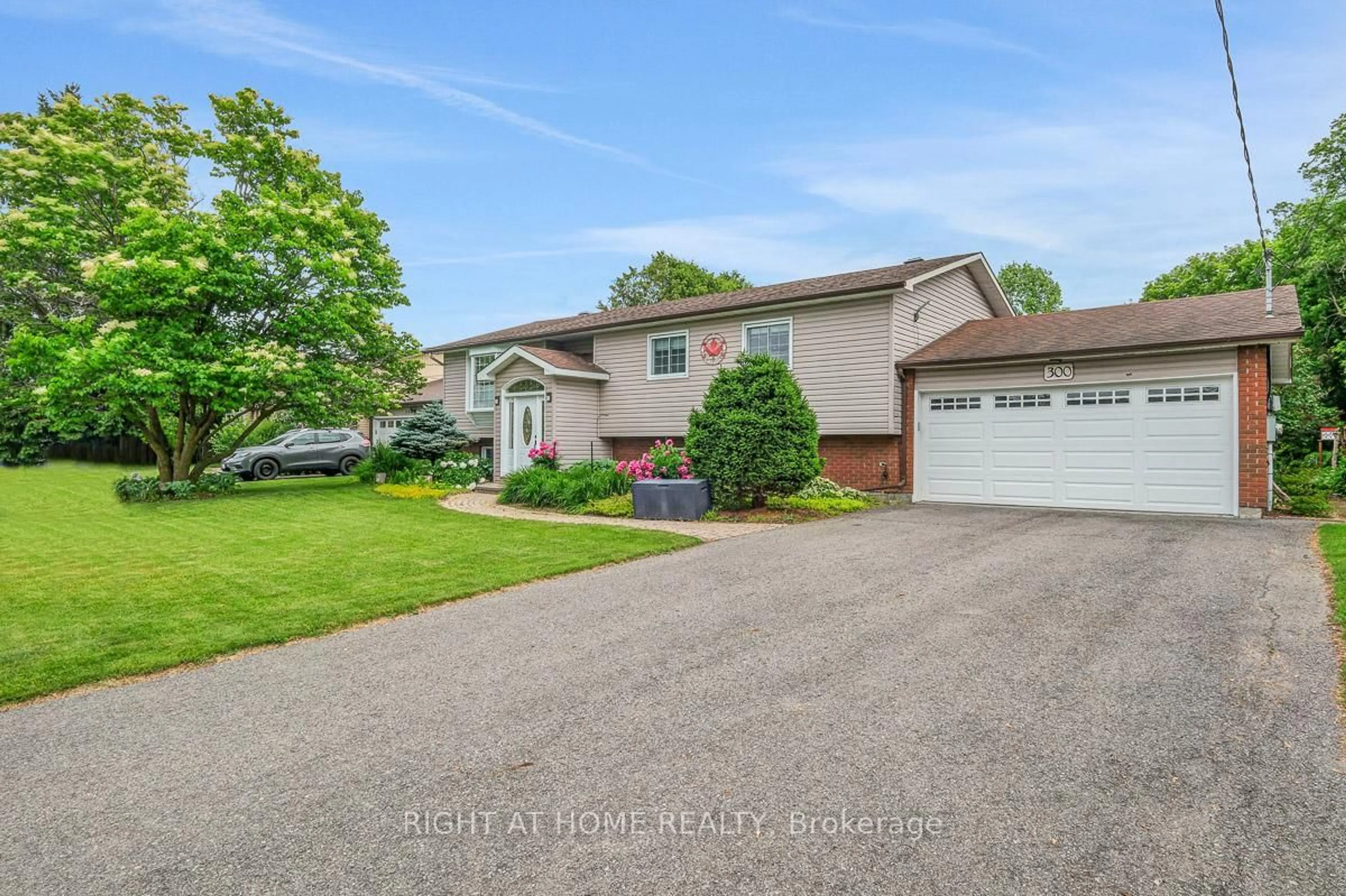 A pic from outside/outdoor area/front of a property/back of a property/a pic from drone, street for 300 Maple St, Russell Ontario K4R 1B4
