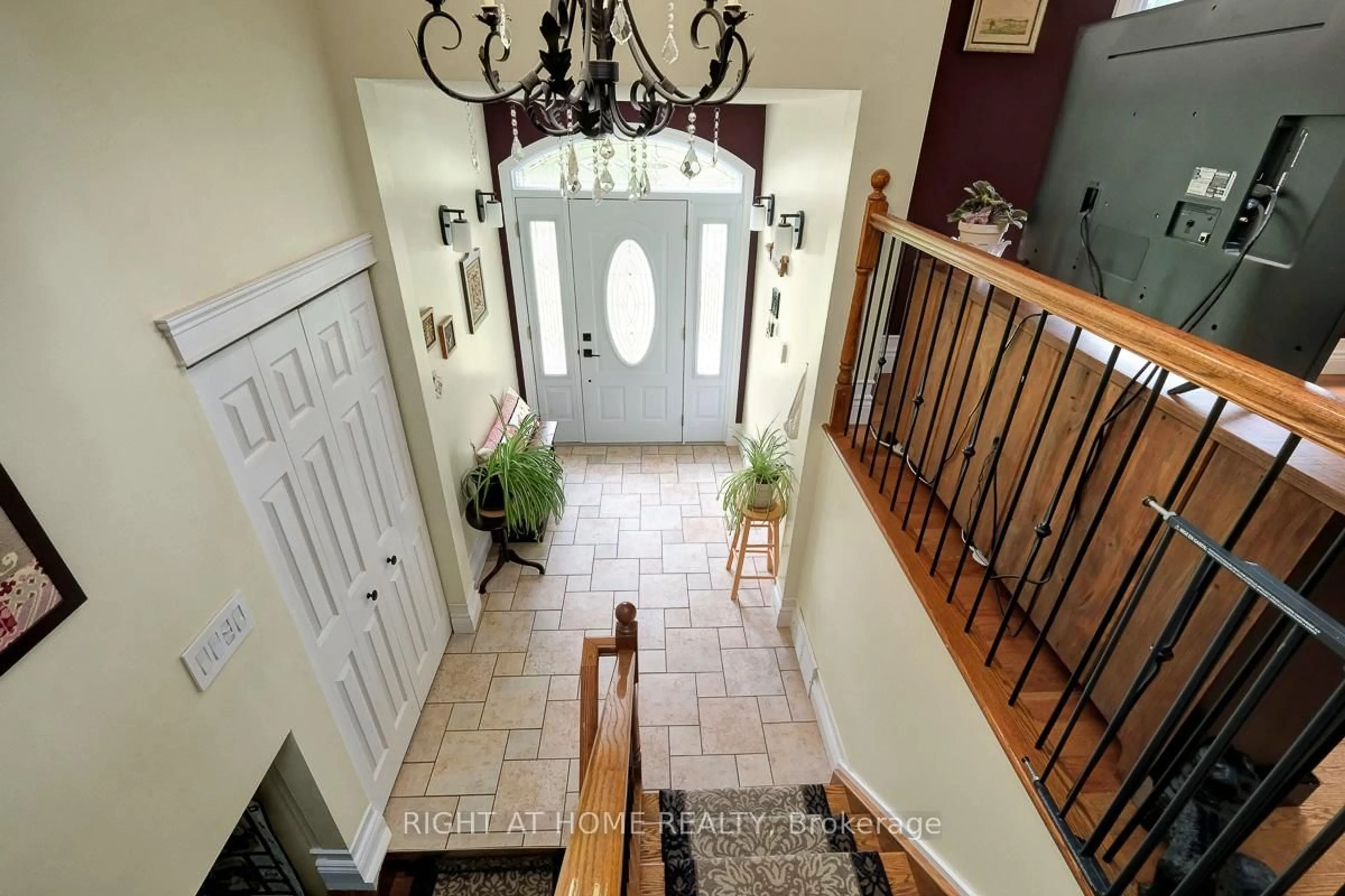 Indoor entryway for 300 Maple St, Russell Ontario K4R 1B4