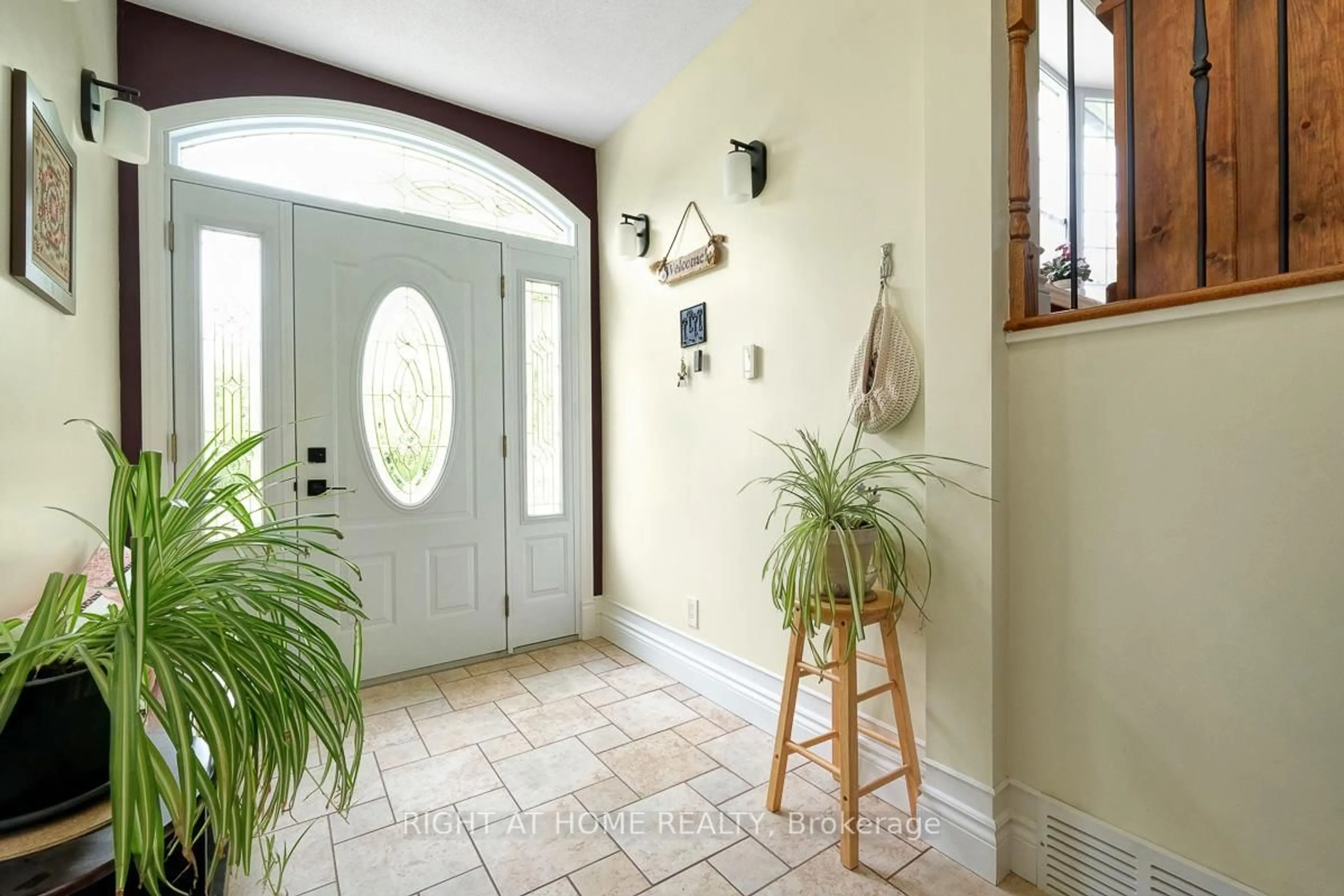 Indoor entryway for 300 Maple St, Russell Ontario K4R 1B4