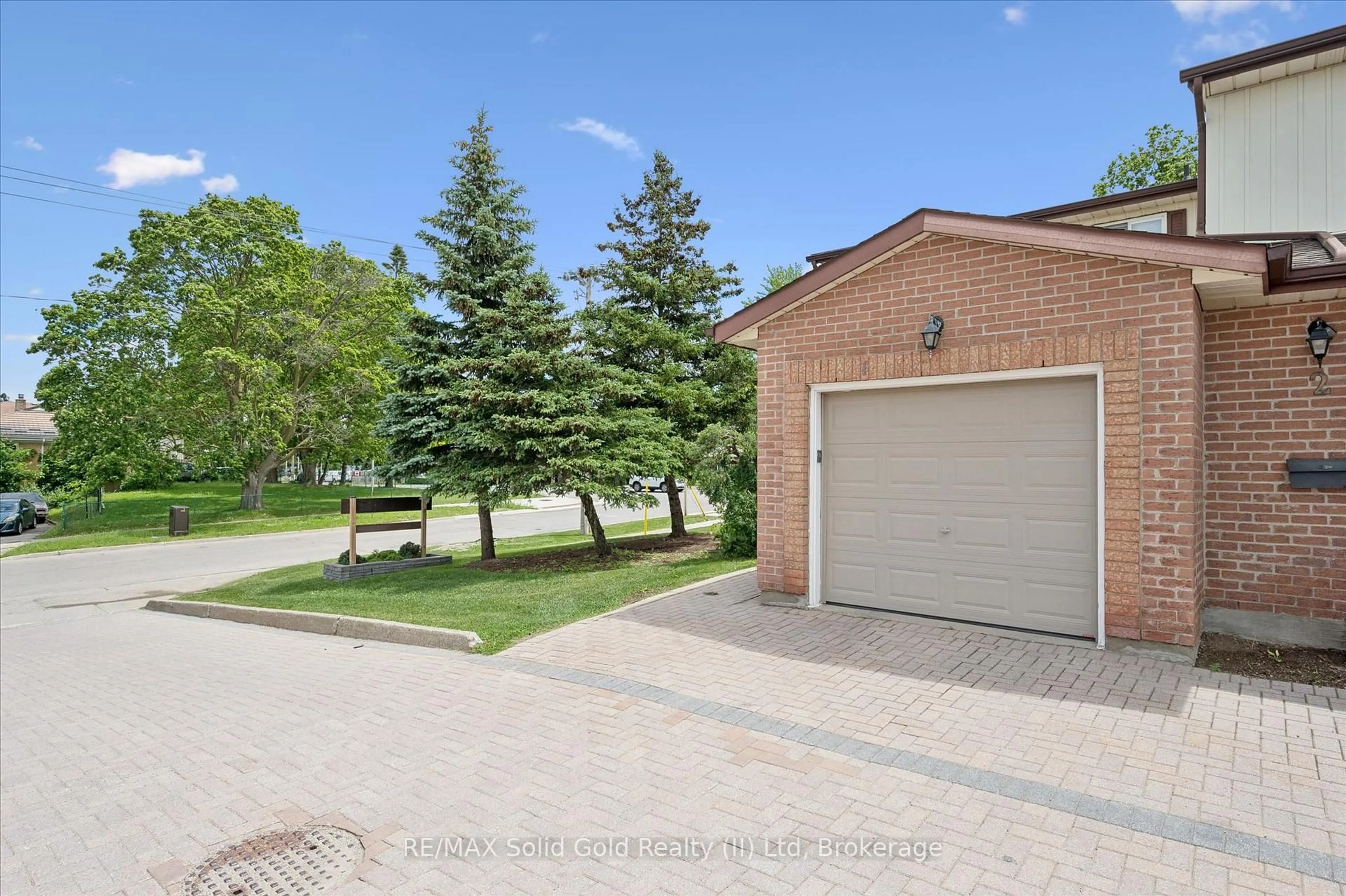 A pic from outside/outdoor area/front of a property/back of a property/a pic from drone, street for 25 VALLEYVIEW Rd #1, Kitchener Ontario N2E 1L5