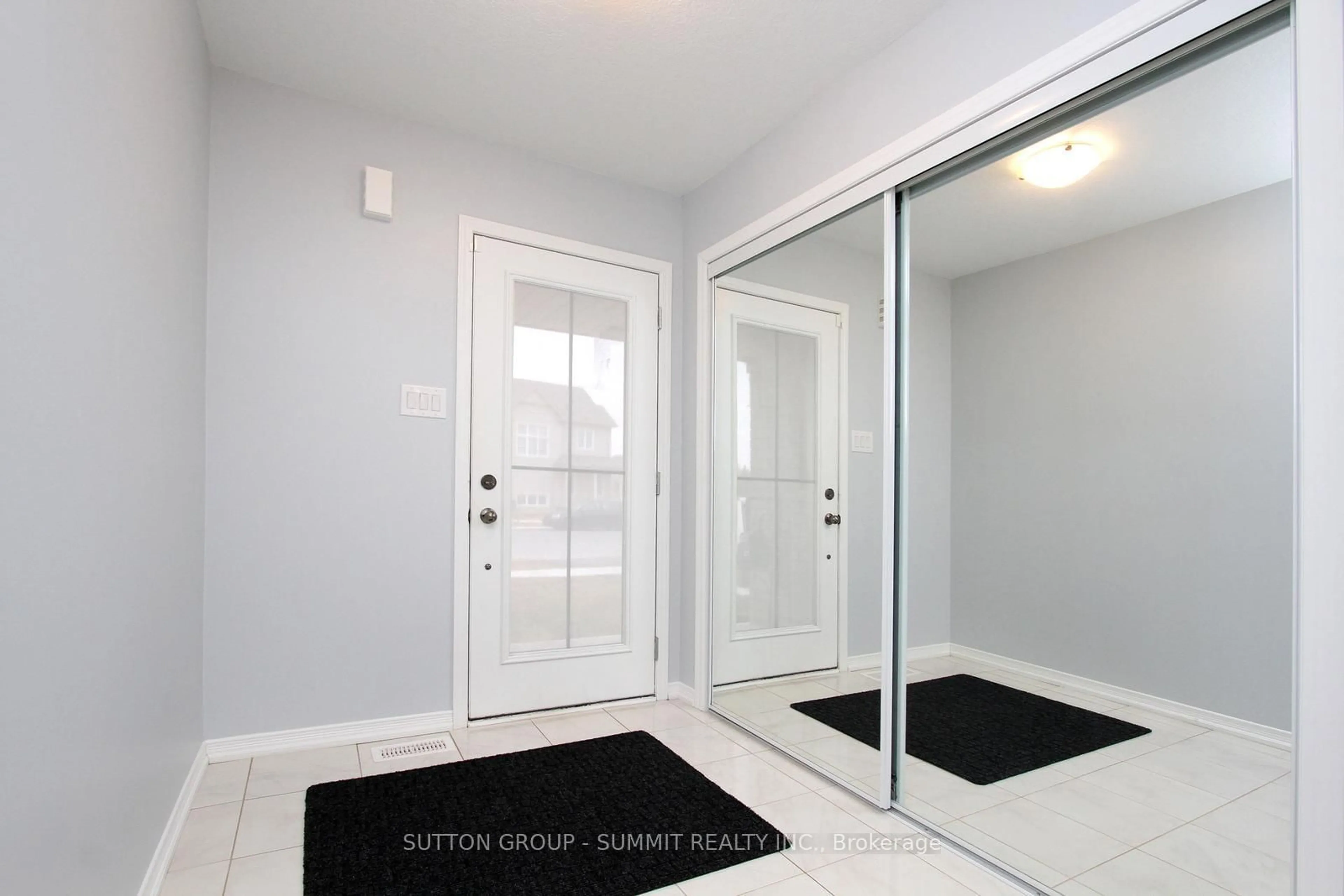Indoor entryway for 43 Longboat Ru, Brantford Ontario N3T 0P3