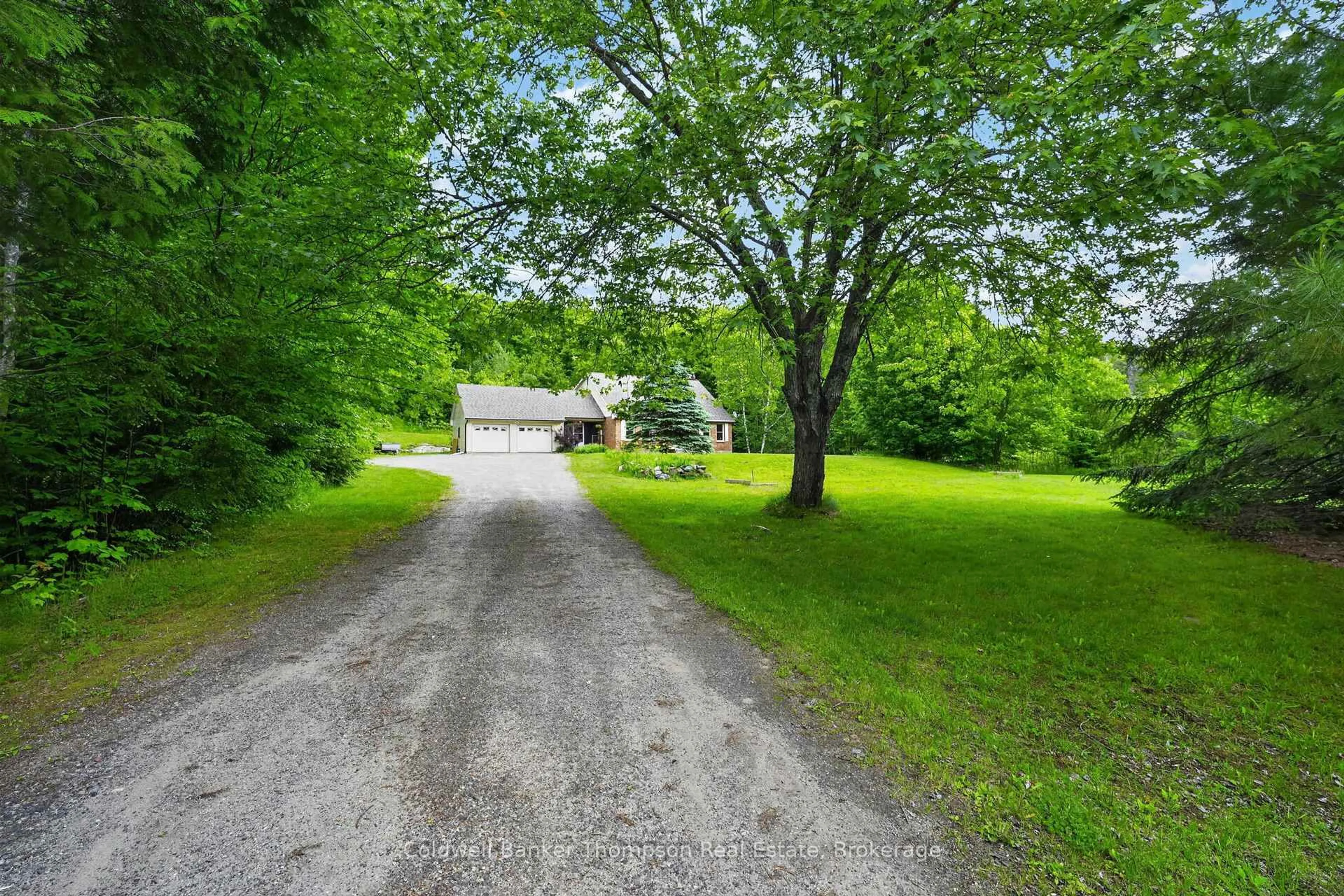 A pic from outside/outdoor area/front of a property/back of a property/a pic from drone, street for 1864 Brunel Rd, Huntsville Ontario P1H 2J3