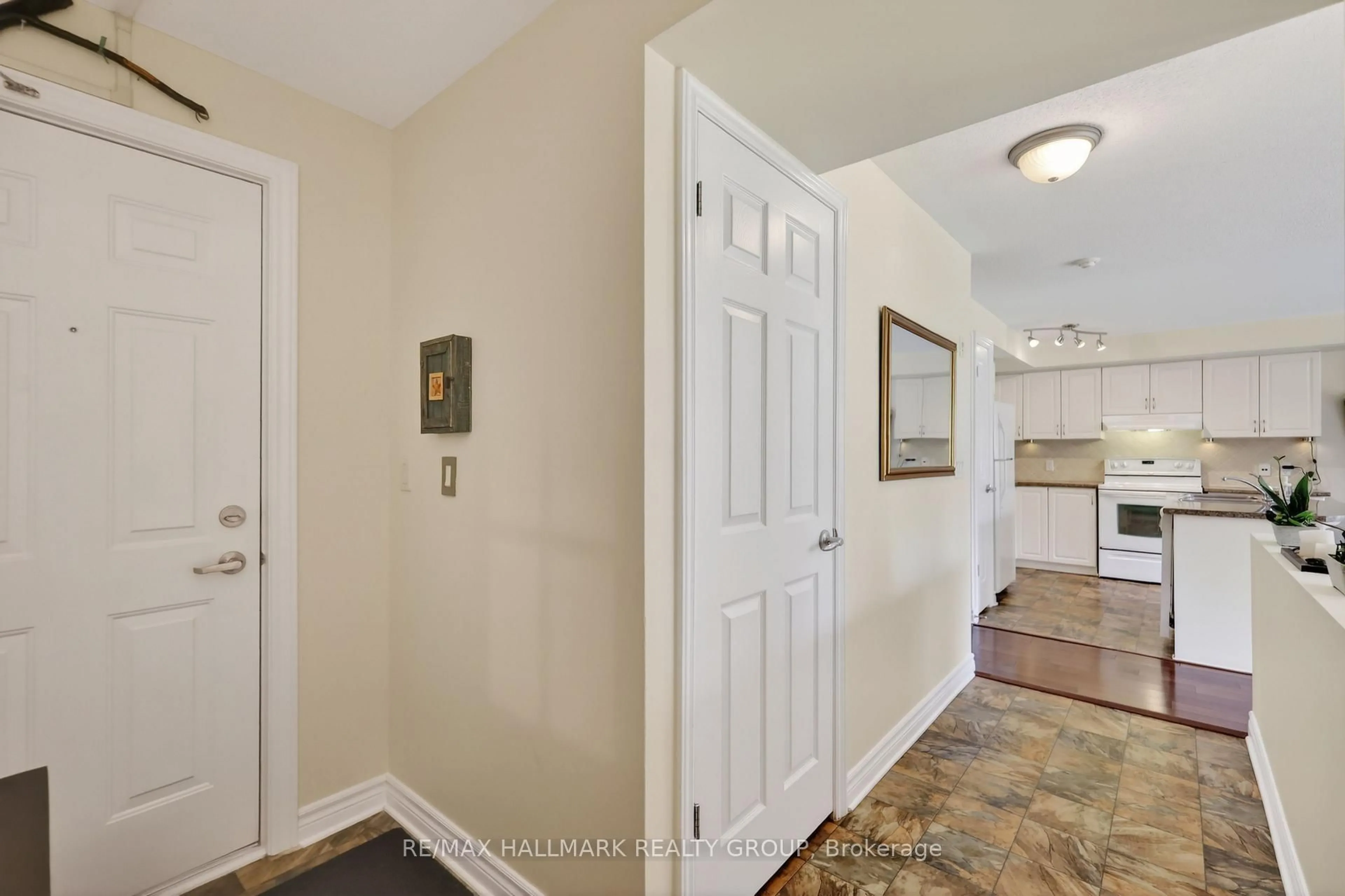 Indoor entryway for 585 Stonefield Private #3, Ottawa Ontario K2G 4R5