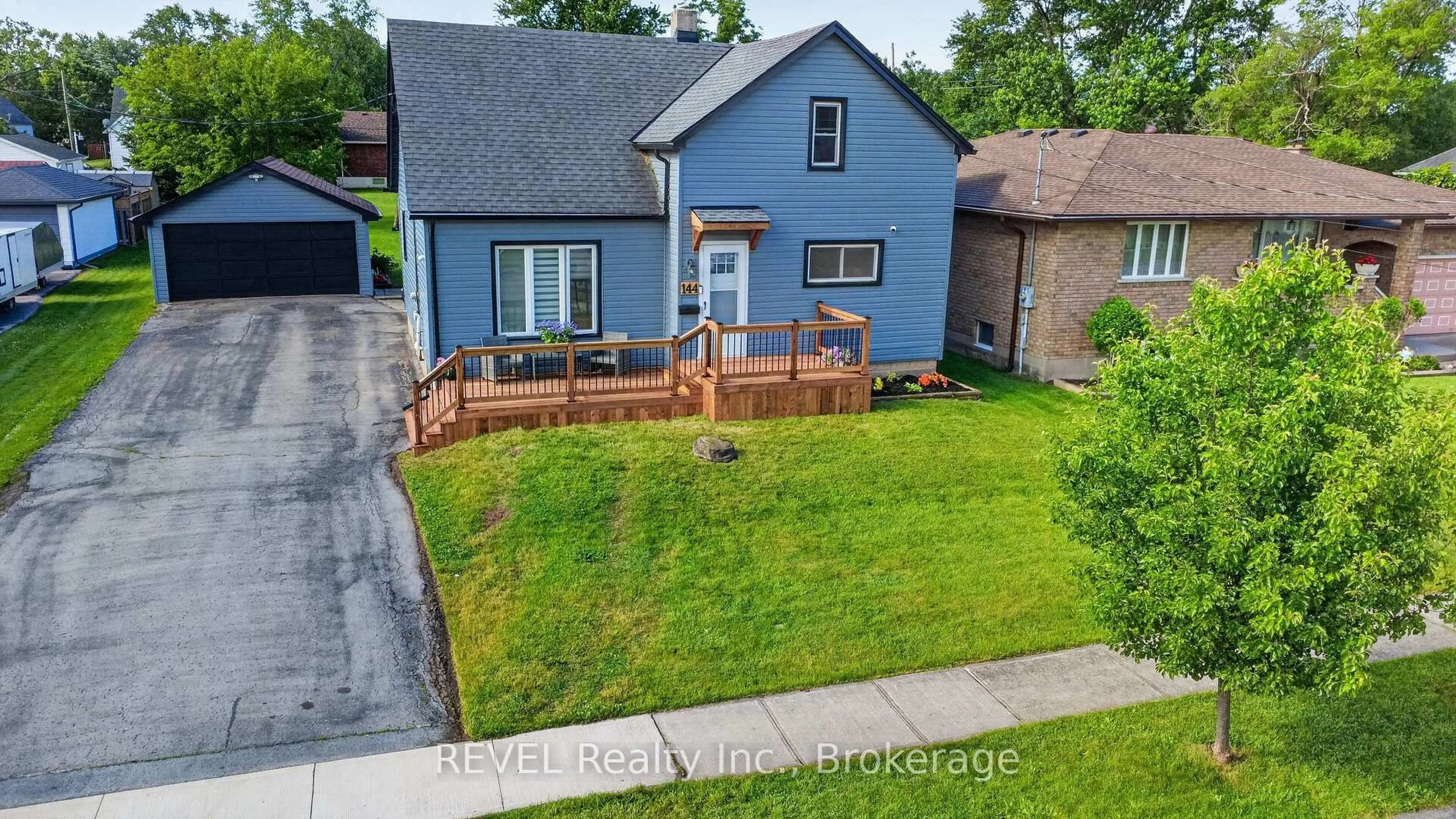 A pic from outside/outdoor area/front of a property/back of a property/a pic from drone, street for 144 Lavinia St, Fort Erie Ontario L2A 2E6