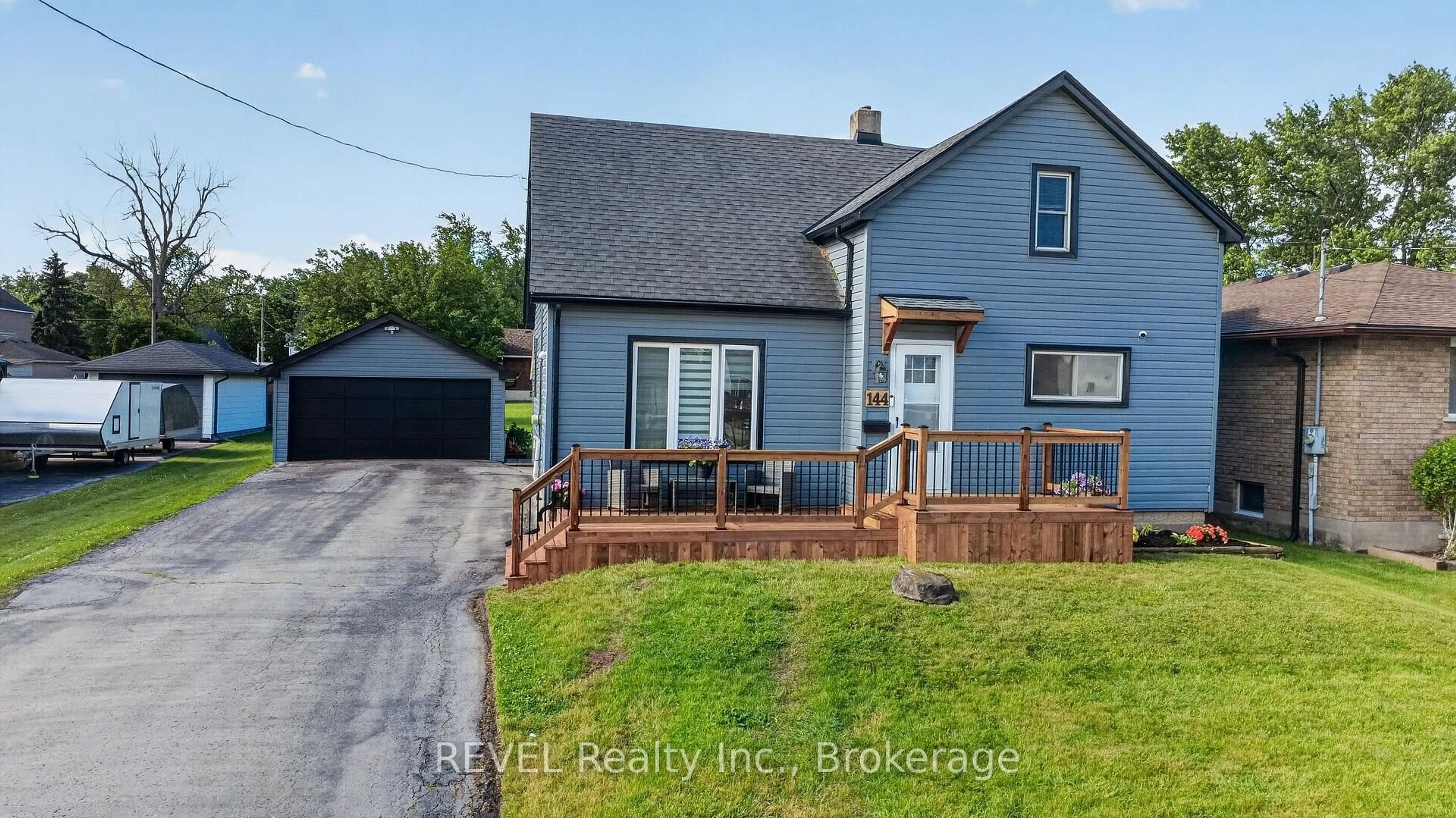 A pic from outside/outdoor area/front of a property/back of a property/a pic from drone, street for 144 Lavinia St, Fort Erie Ontario L2A 2E6