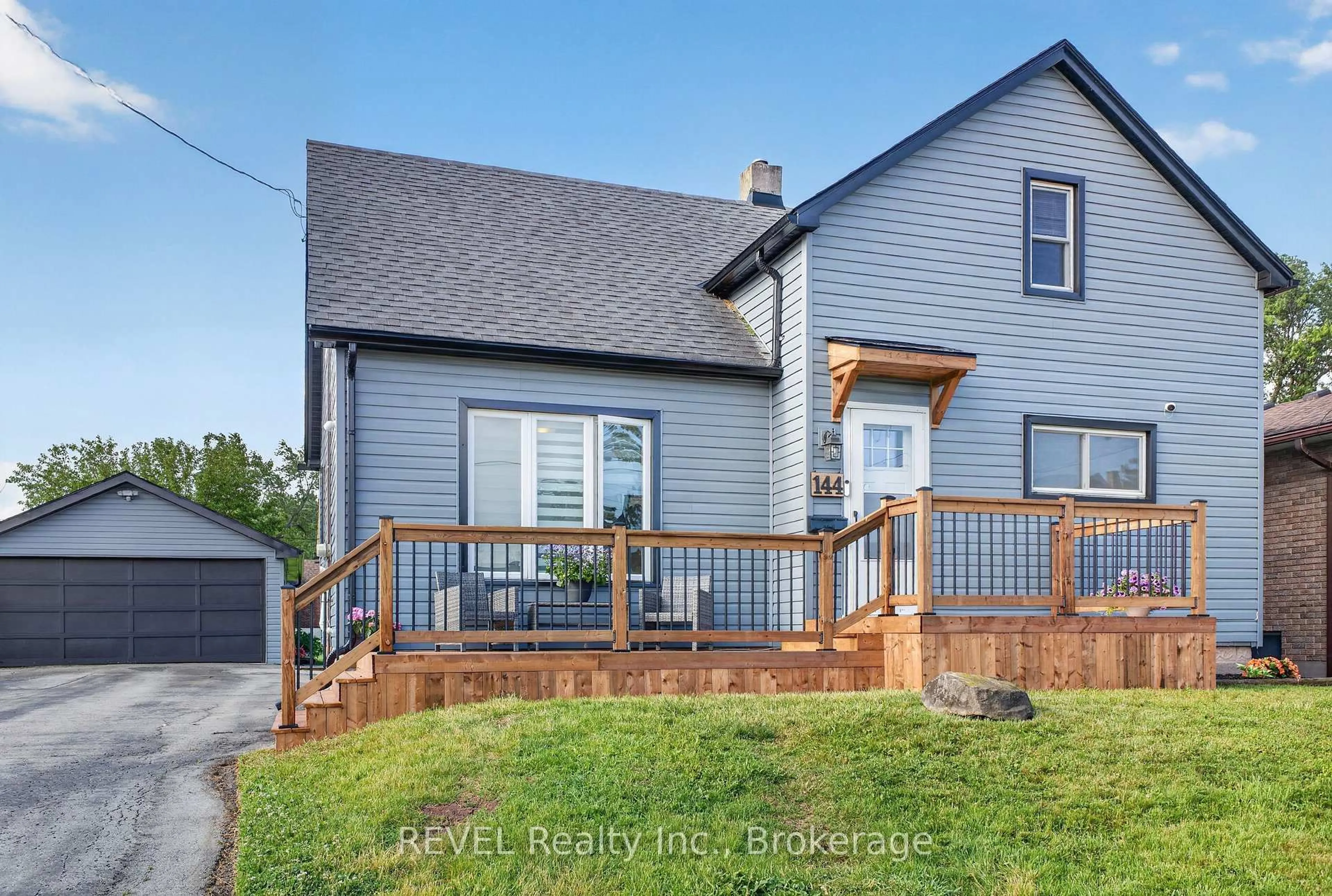 Home with vinyl exterior material, street for 144 Lavinia St, Fort Erie Ontario L2A 2E6