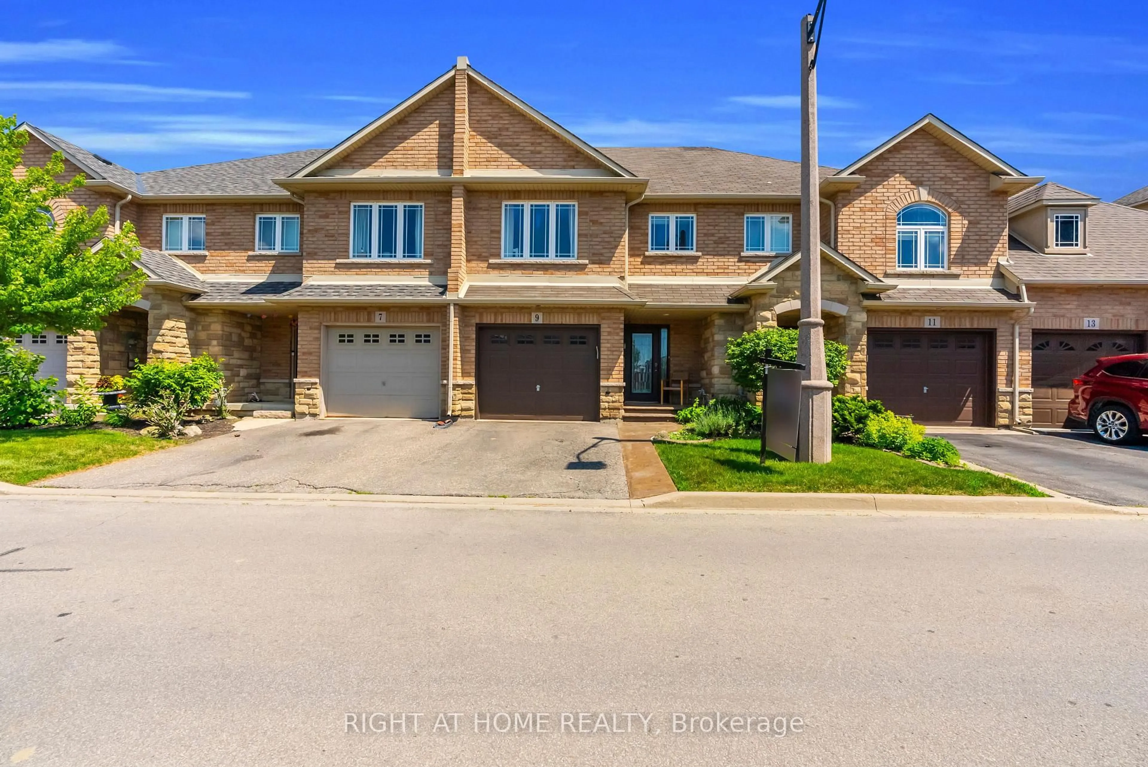 A pic from outside/outdoor area/front of a property/back of a property/a pic from drone, street for 9 Periwinkle Dr, Hamilton Ontario L0R 1P0