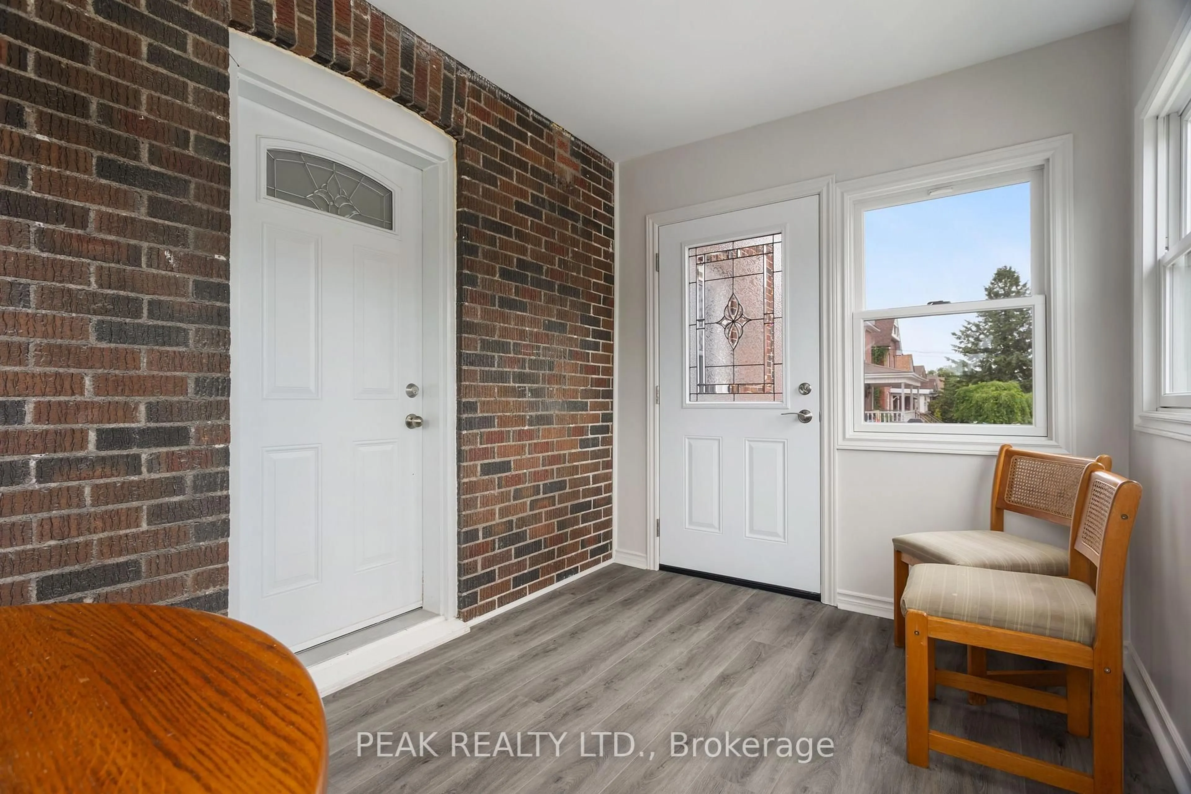 Indoor entryway for 5155 Bridge St, Niagara Falls Ontario L2E 2T2