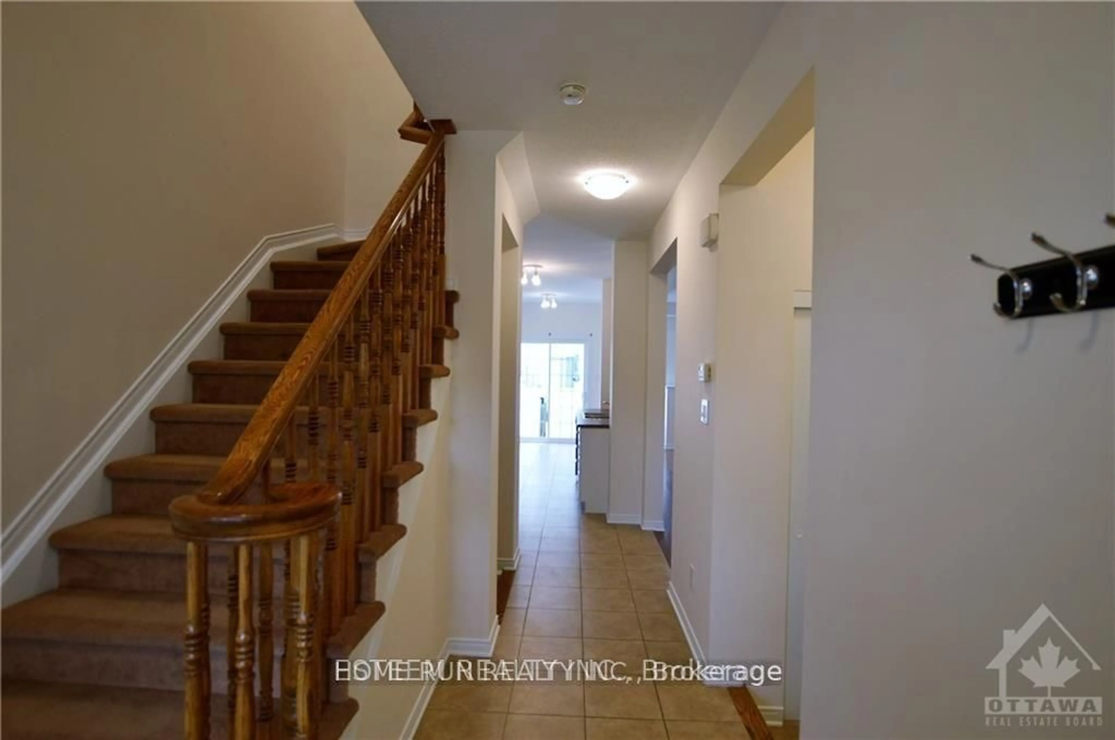 Indoor entryway for 567 Ashbourne Cres, Ottawa Ontario K2J 0P5