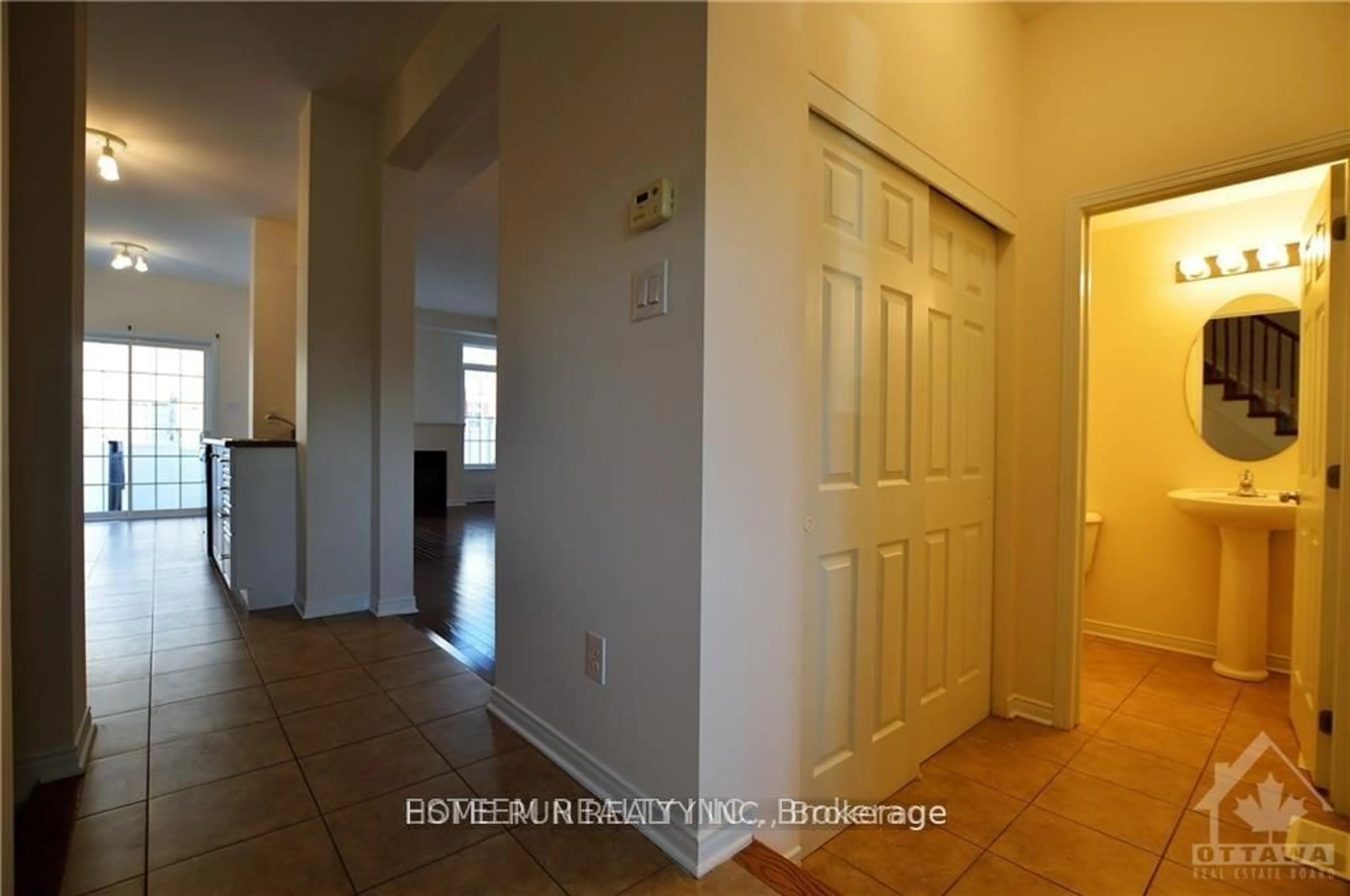 Indoor entryway for 567 Ashbourne Cres, Ottawa Ontario K2J 0P5