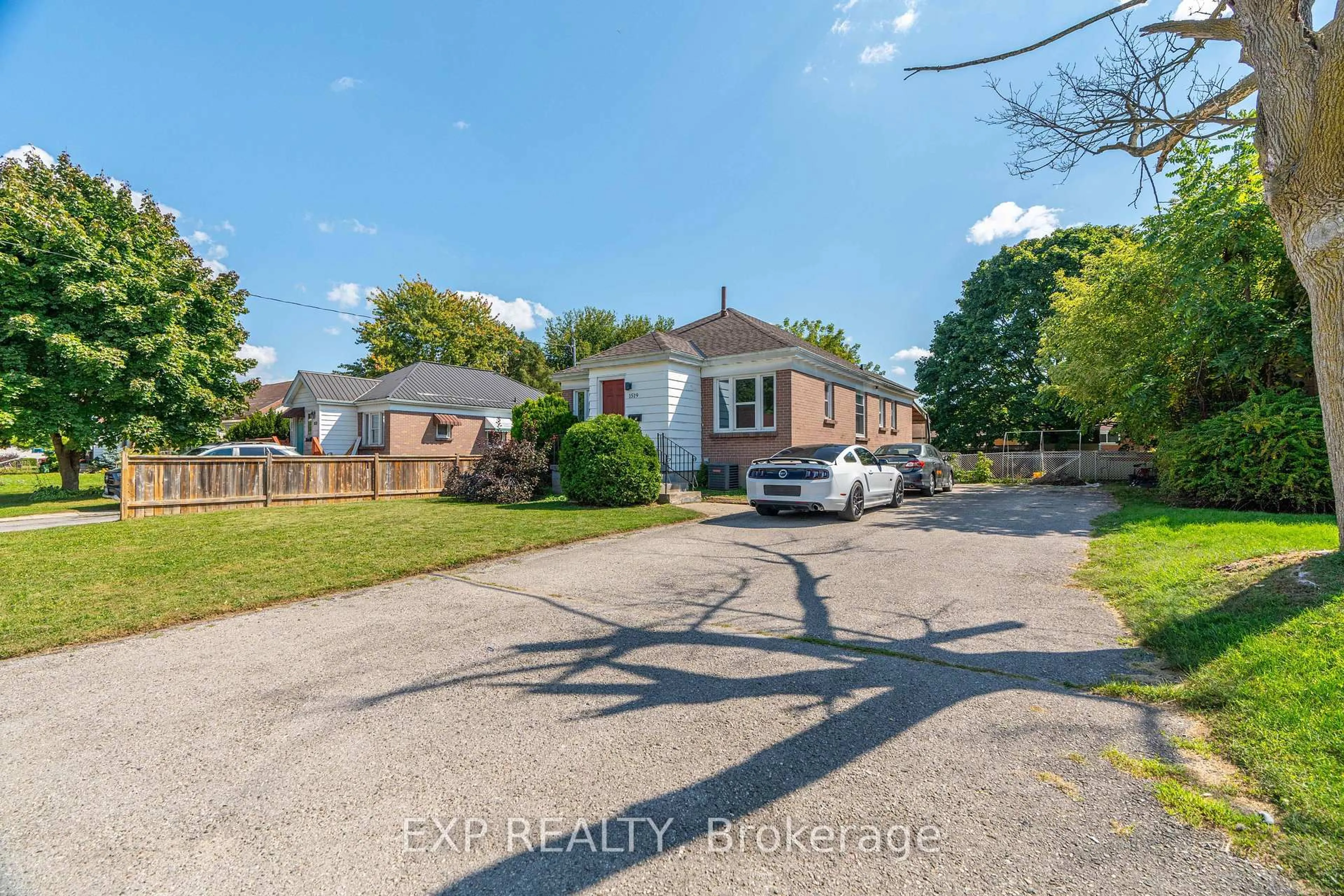 A pic from outside/outdoor area/front of a property/back of a property/a pic from drone, street for 1519 Howland Ave, London East Ontario N5V 1W8