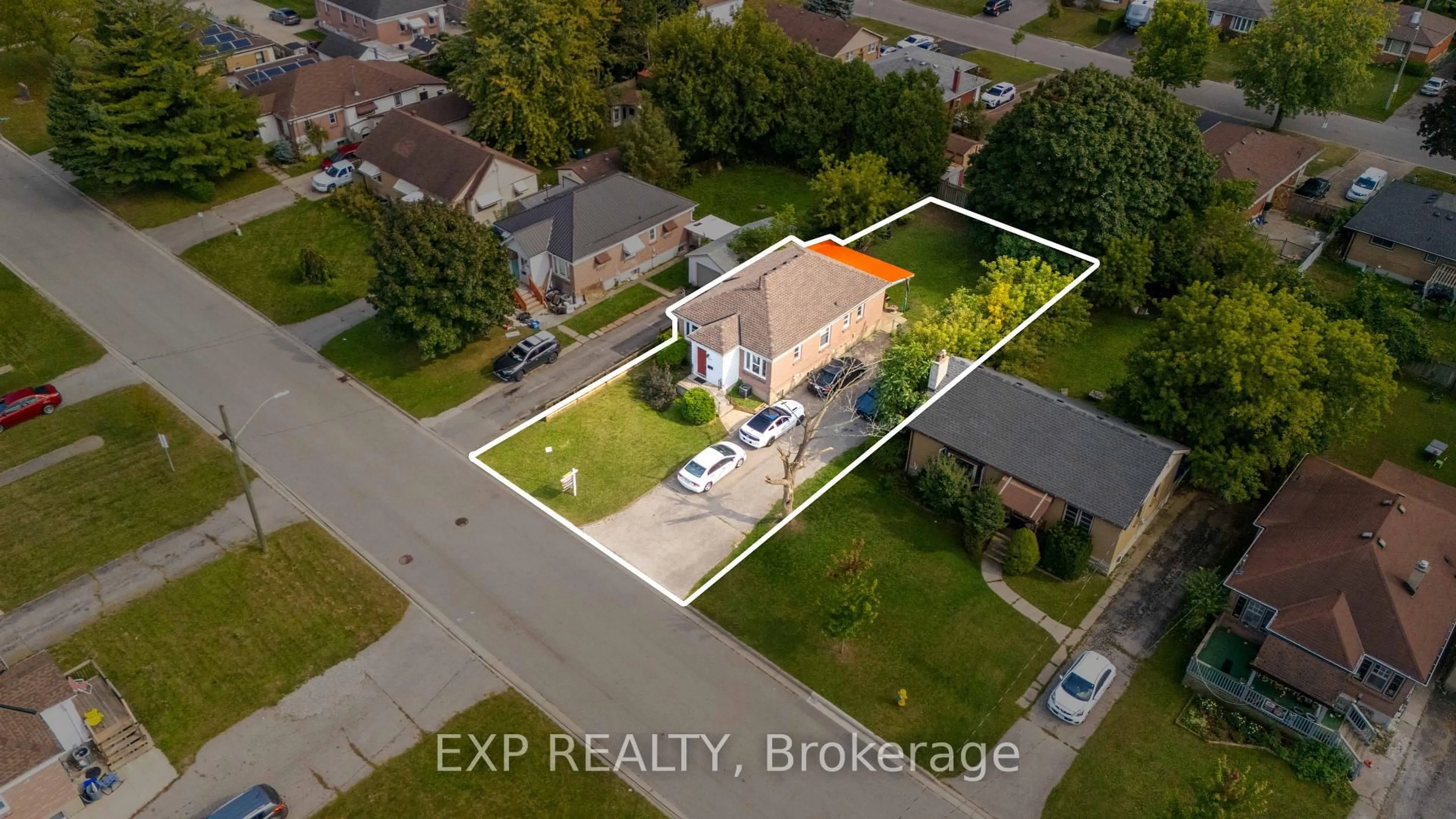 A pic from outside/outdoor area/front of a property/back of a property/a pic from drone, building for 1519 Howland Ave, London East Ontario N5V 1W8
