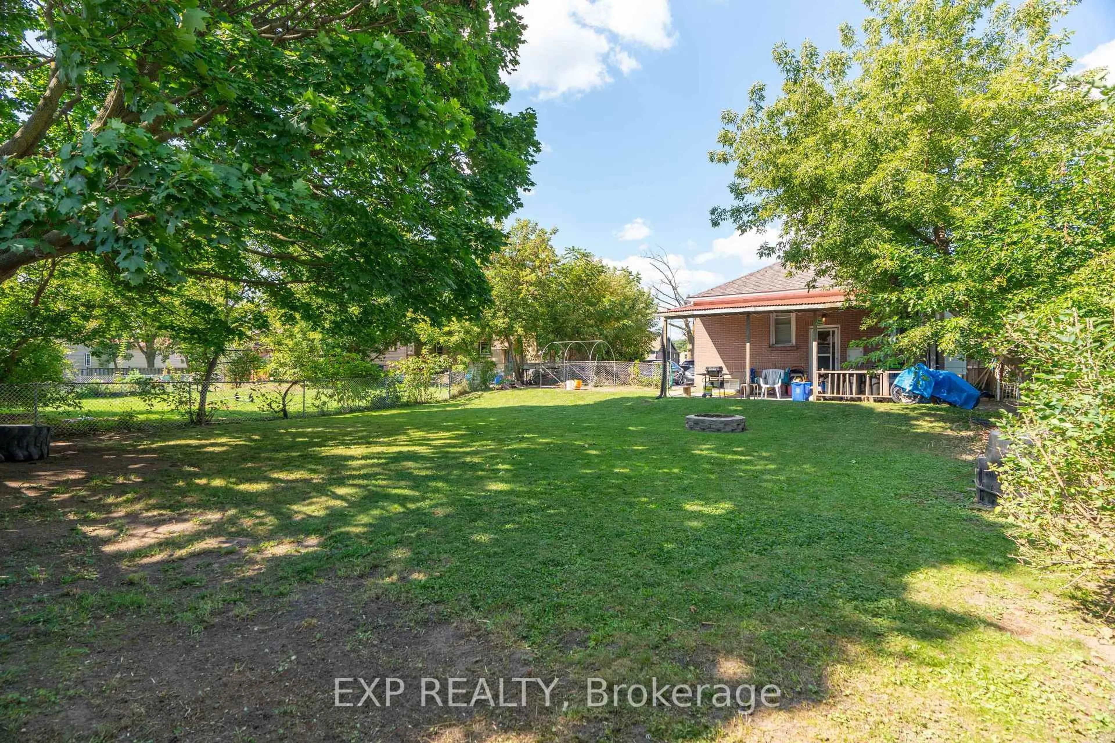 A pic from outside/outdoor area/front of a property/back of a property/a pic from drone, water/lake/river/ocean view for 1519 Howland Ave, London East Ontario N5V 1W8