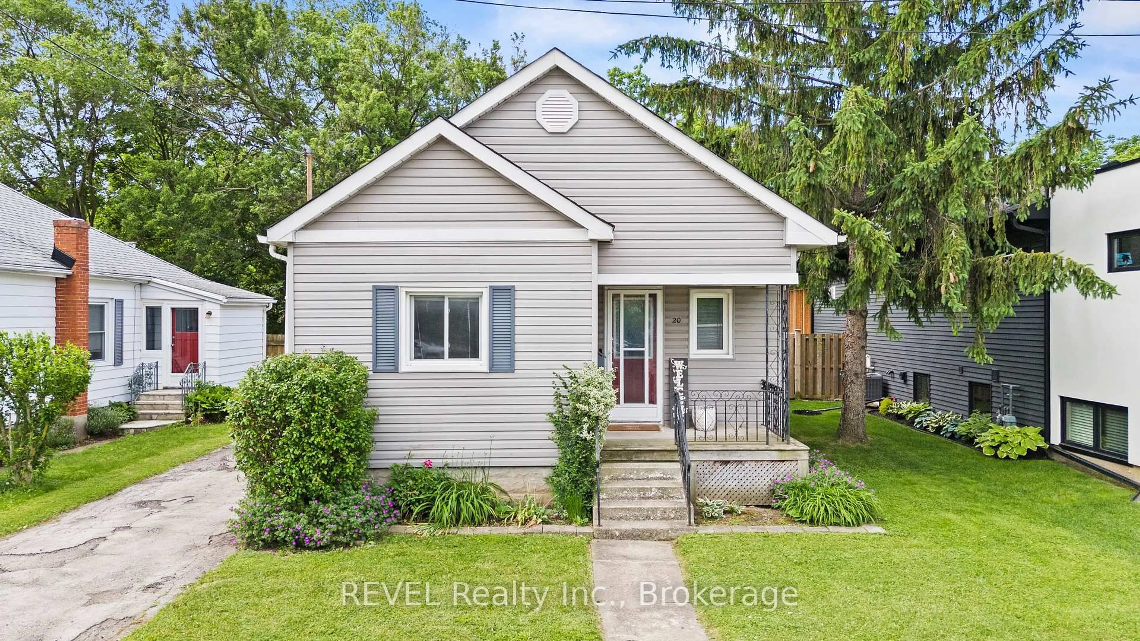 Home with vinyl exterior material, street for 20 Monck St, St. Catharines Ontario L2S 1L6