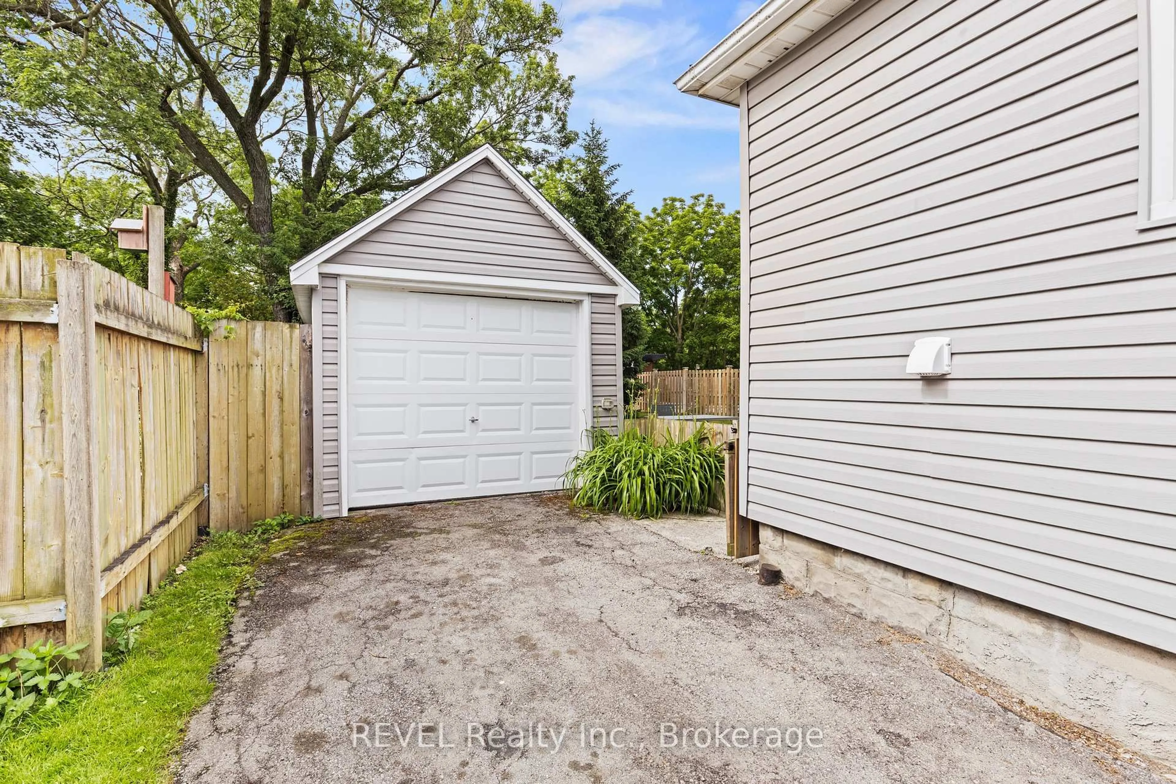 Unknown for 20 Monck St, St. Catharines Ontario L2S 1L6
