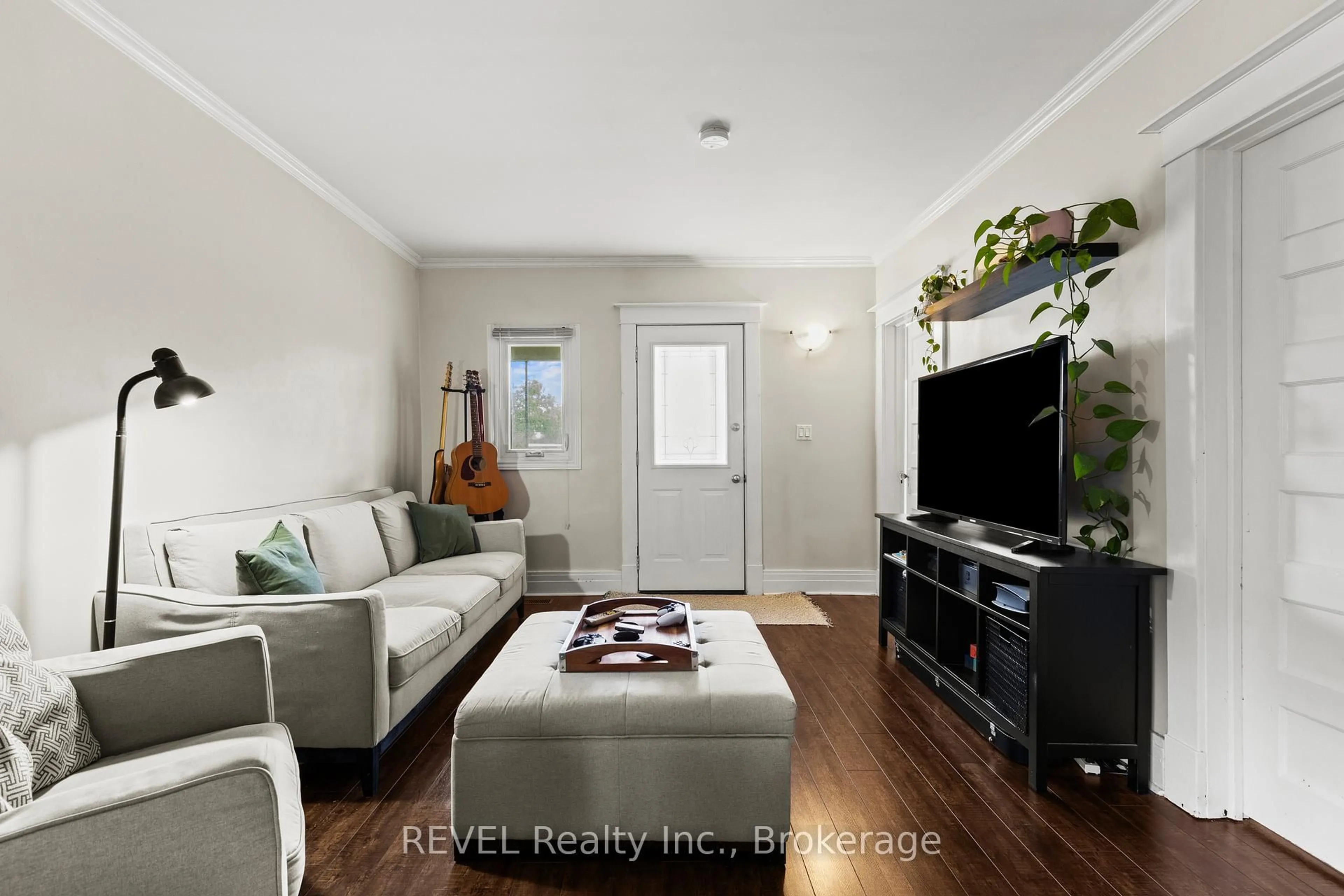 Living room with furniture, wood/laminate floor for 20 Monck St, St. Catharines Ontario L2S 1L6