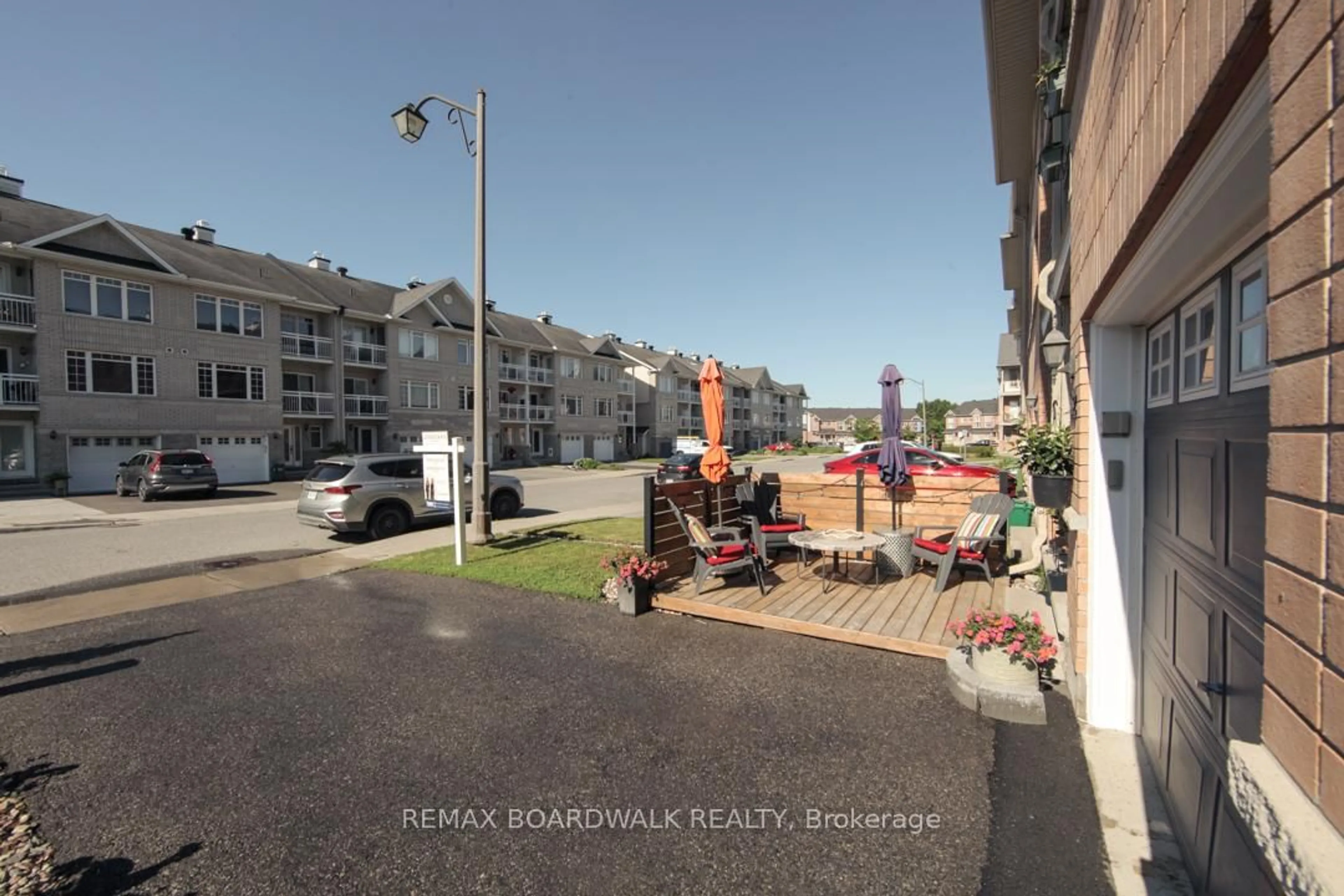 A pic from outside/outdoor area/front of a property/back of a property/a pic from drone, street for 382 Citiplace Dr, Ottawa Ontario K2E 0A7