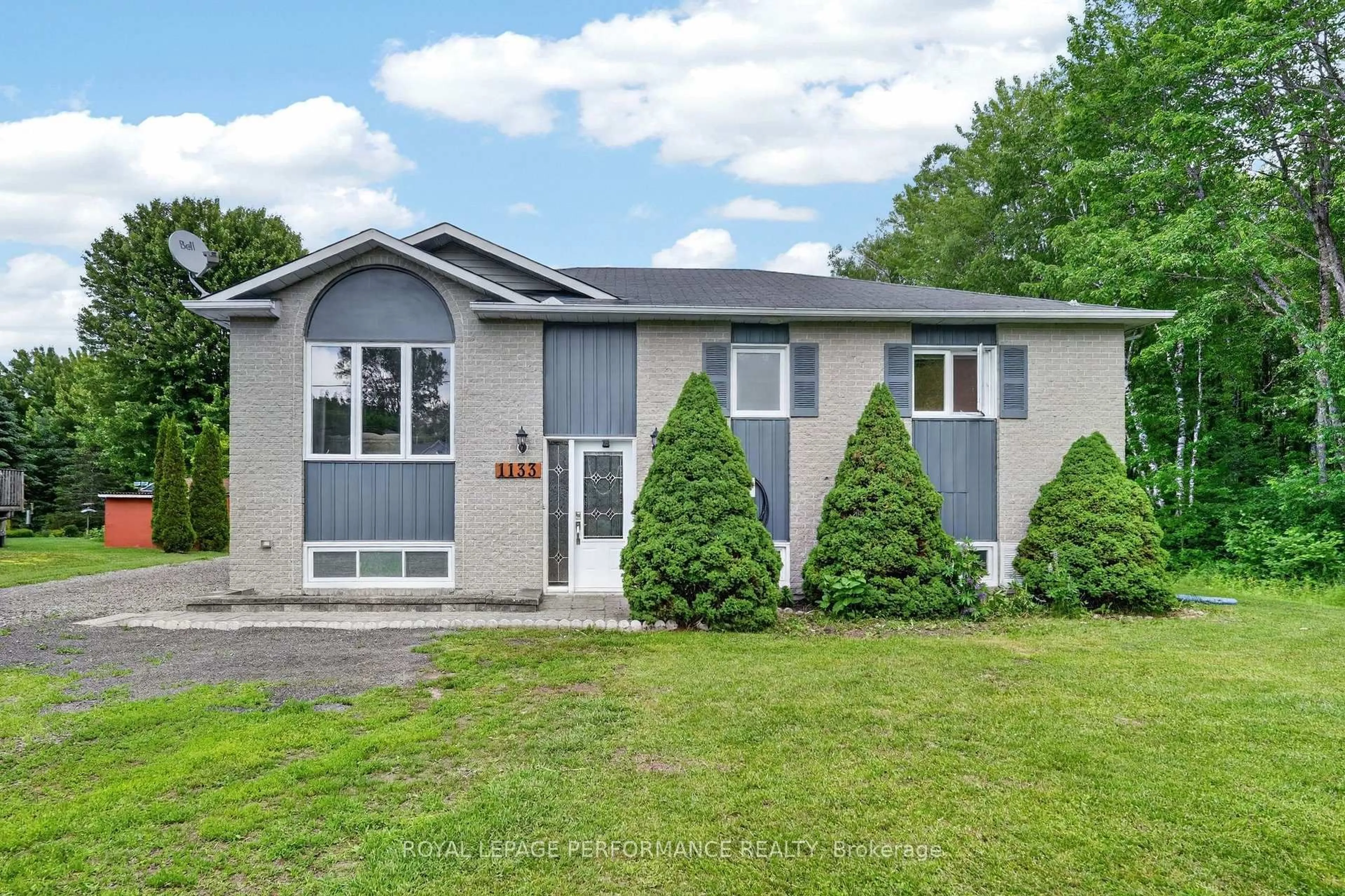 A pic from outside/outdoor area/front of a property/back of a property/a pic from drone, street for 1133 Hickory St, Clarence-Rockland Ontario K4K 1K9