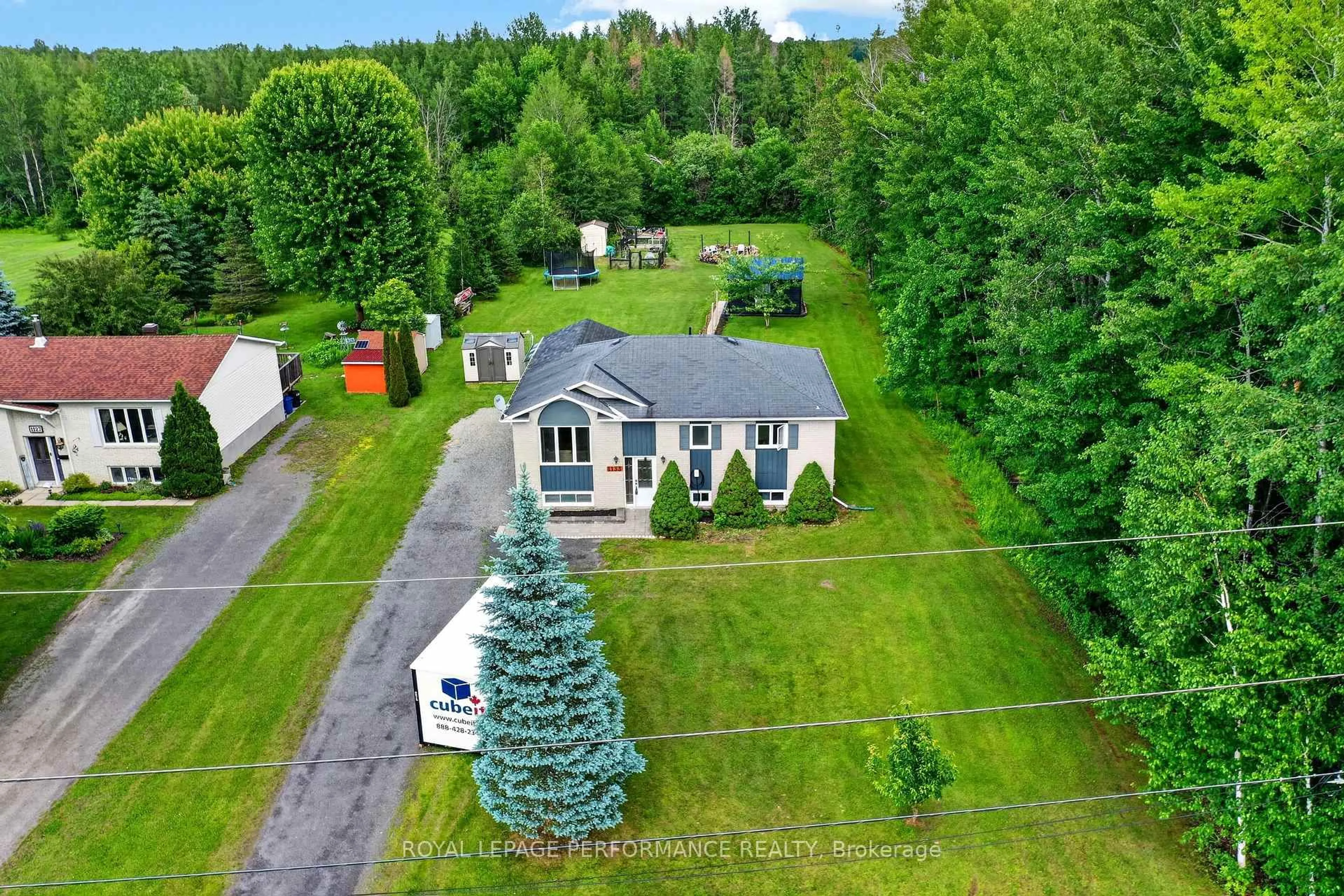 A pic from outside/outdoor area/front of a property/back of a property/a pic from drone, unknown for 1133 Hickory St, Clarence-Rockland Ontario K4K 1K9