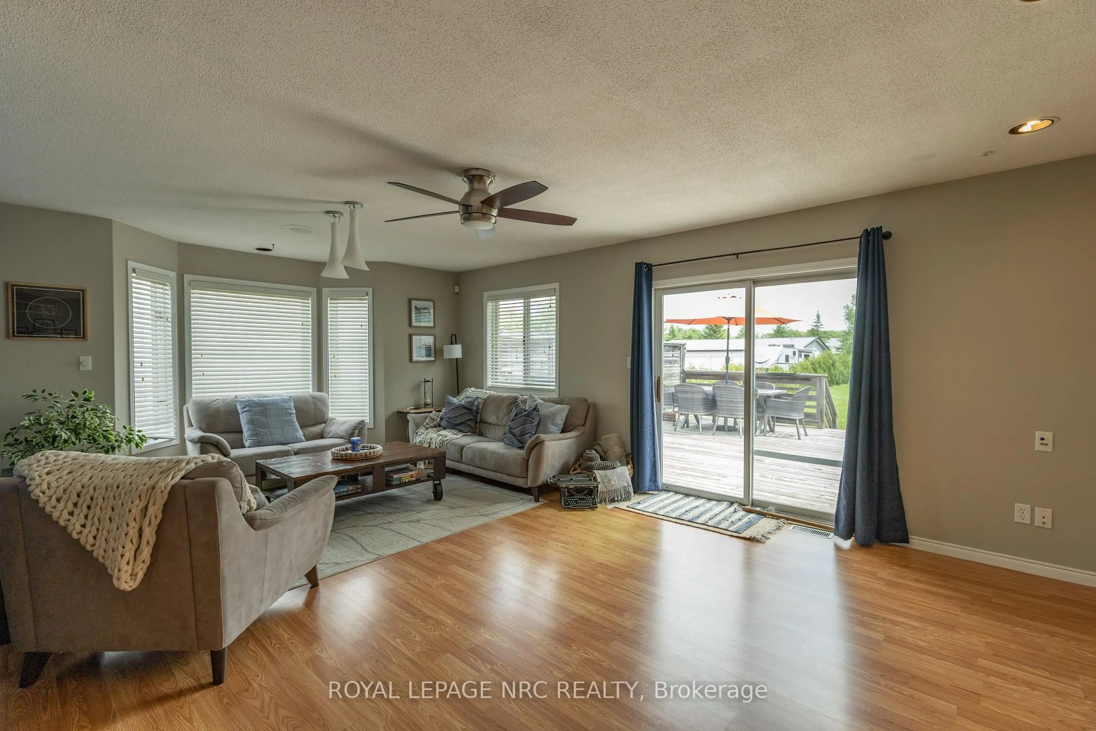 Living room with furniture, unknown for 1444 Allanport Rd, Thorold Ontario L0S 1K0