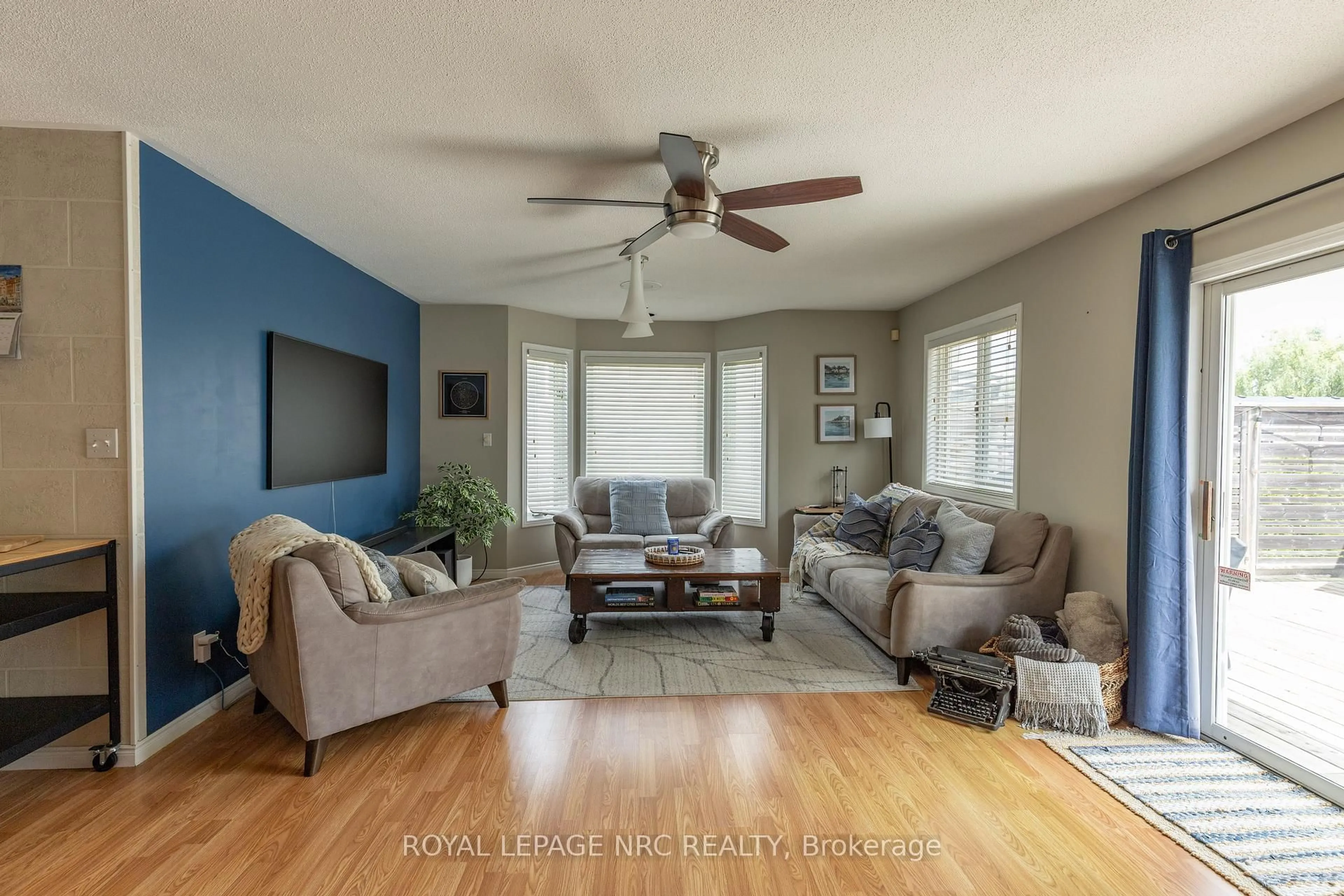 Living room with furniture, unknown for 1444 Allanport Rd, Thorold Ontario L0S 1K0