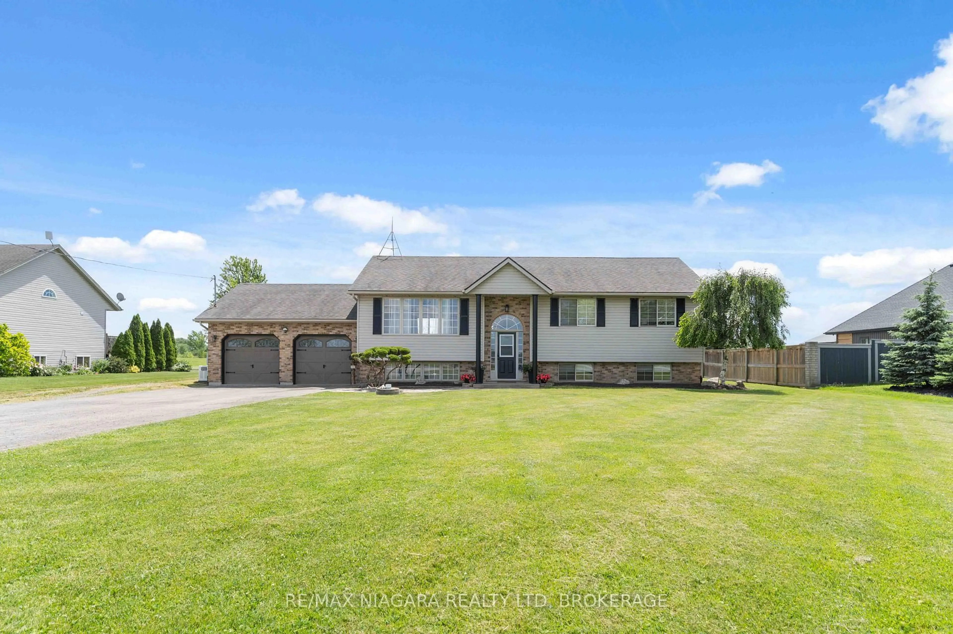 A pic from outside/outdoor area/front of a property/back of a property/a pic from drone, water/lake/river/ocean view for 661 Carl Rd, Welland Ontario L0S 1K0