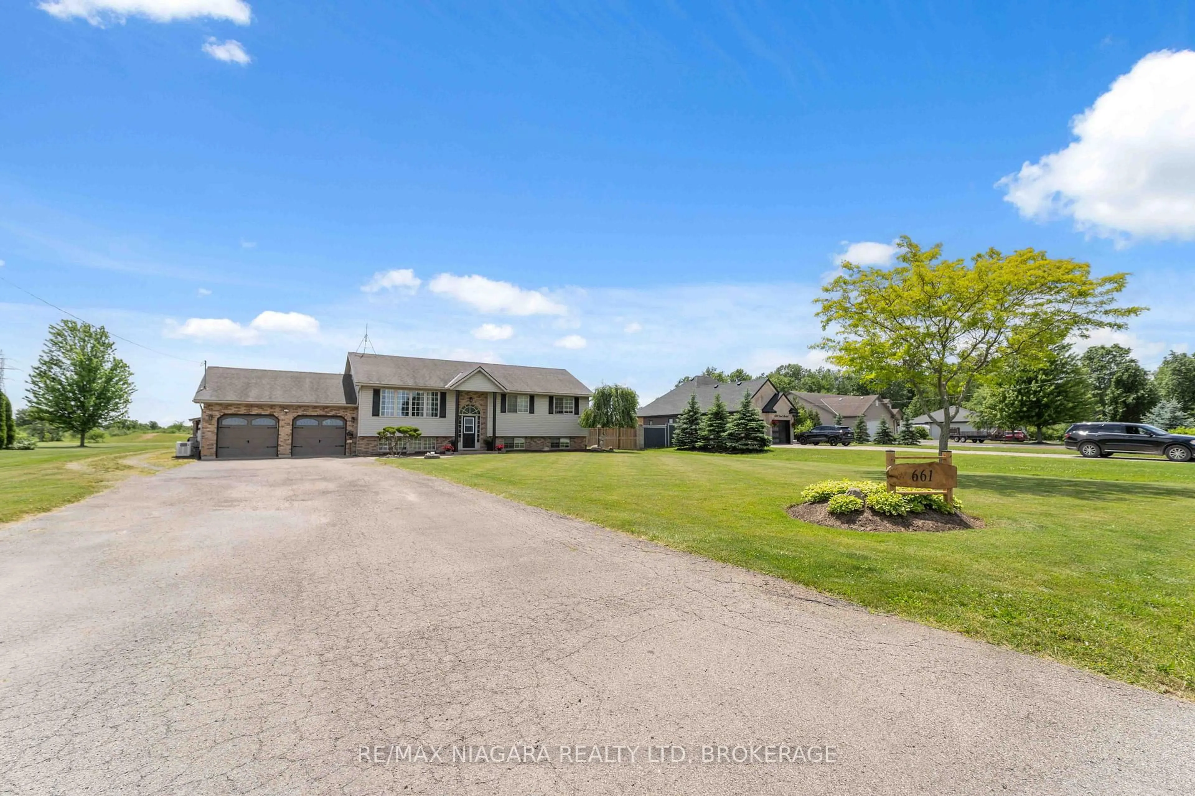 A pic from outside/outdoor area/front of a property/back of a property/a pic from drone, water/lake/river/ocean view for 661 Carl Rd, Welland Ontario L0S 1K0