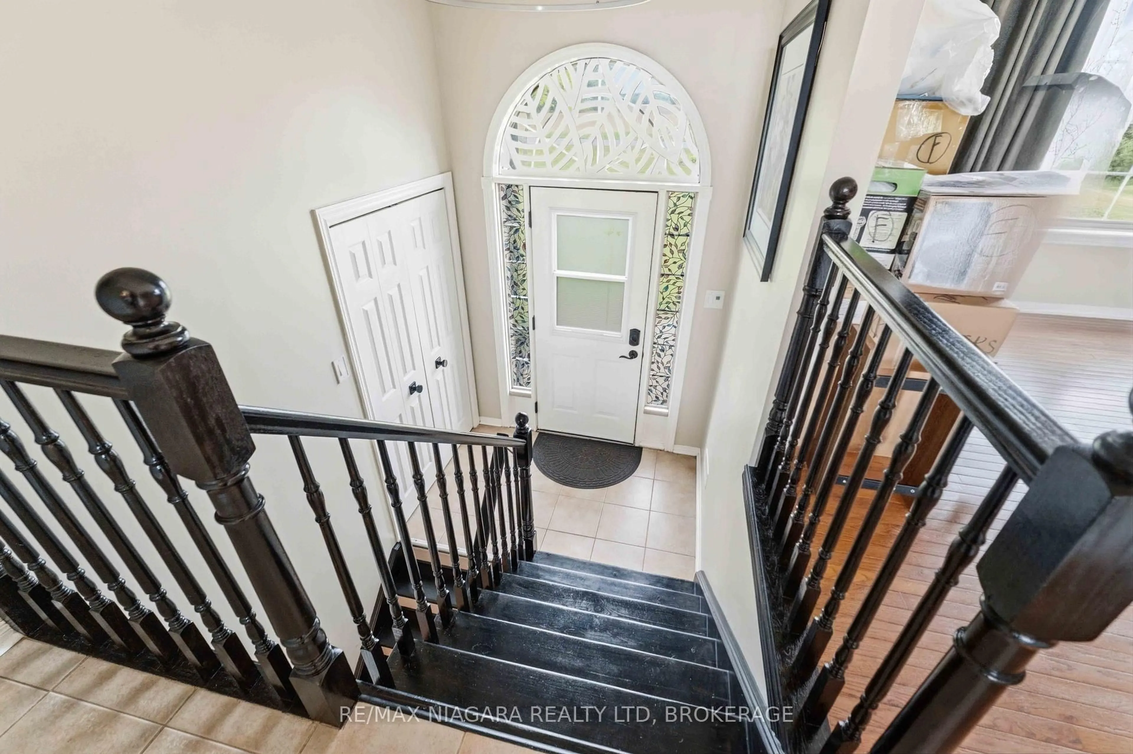 Indoor entryway for 661 Carl Rd, Welland Ontario L0S 1K0