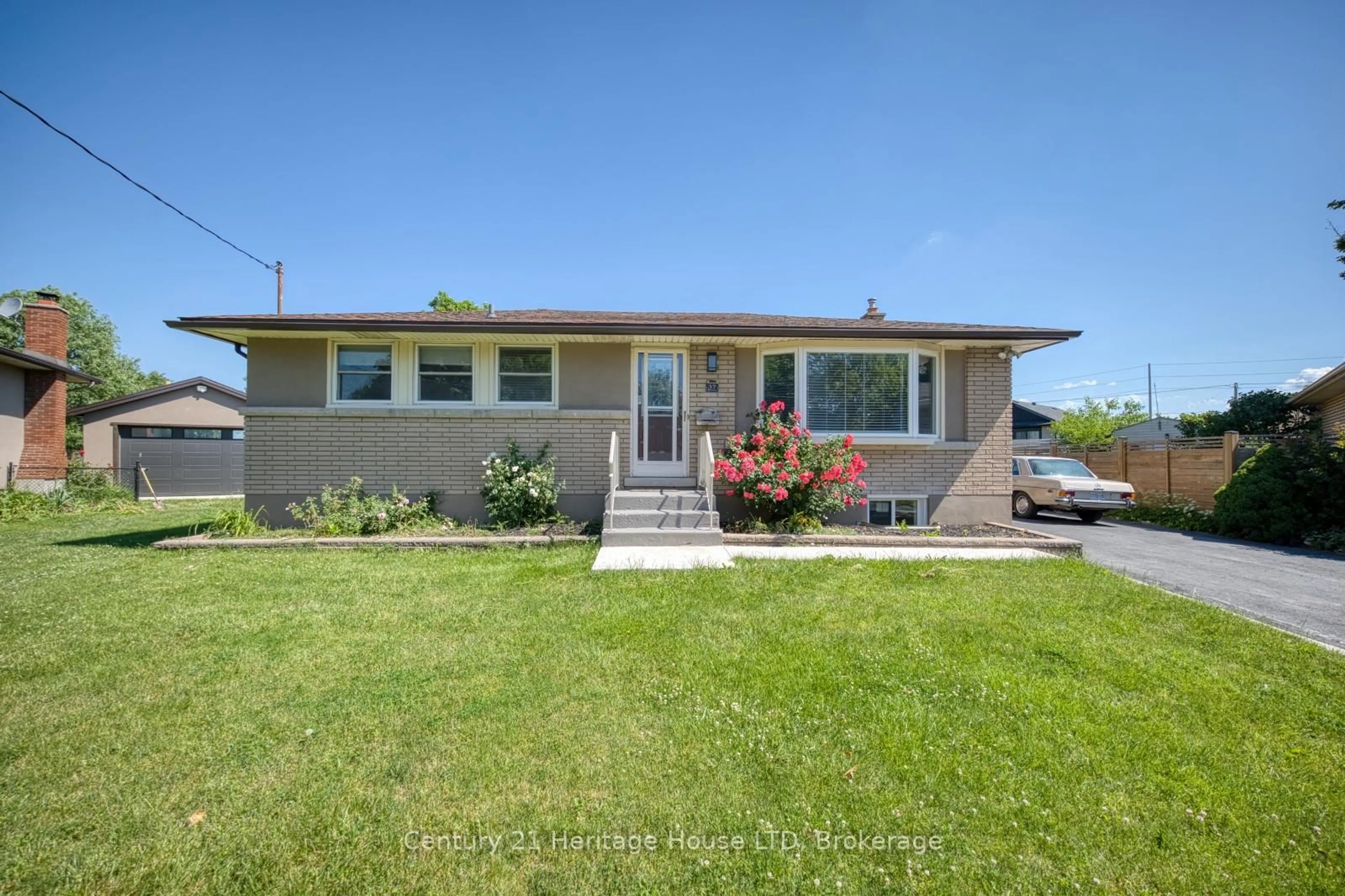 Home with vinyl exterior material, street for 37 Coronation Blvd, St. Catharines Ontario L2S 2V2
