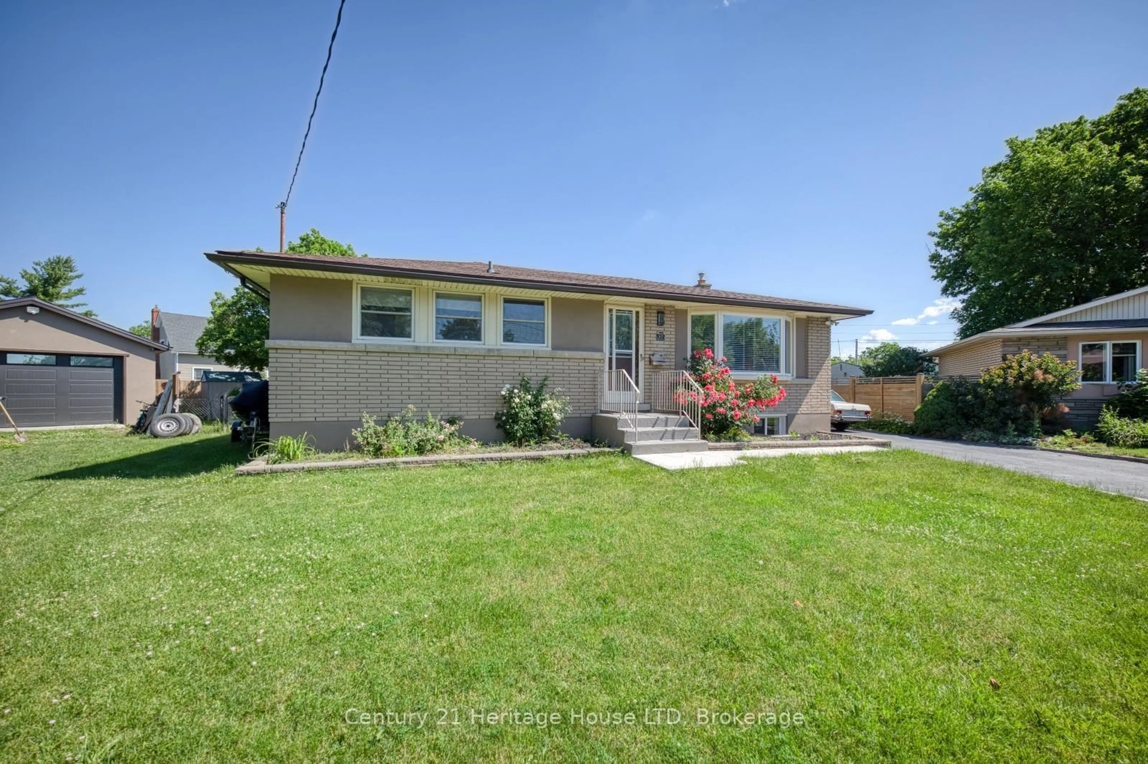 A pic from outside/outdoor area/front of a property/back of a property/a pic from drone, street for 37 Coronation Blvd, St. Catharines Ontario L2S 2V2