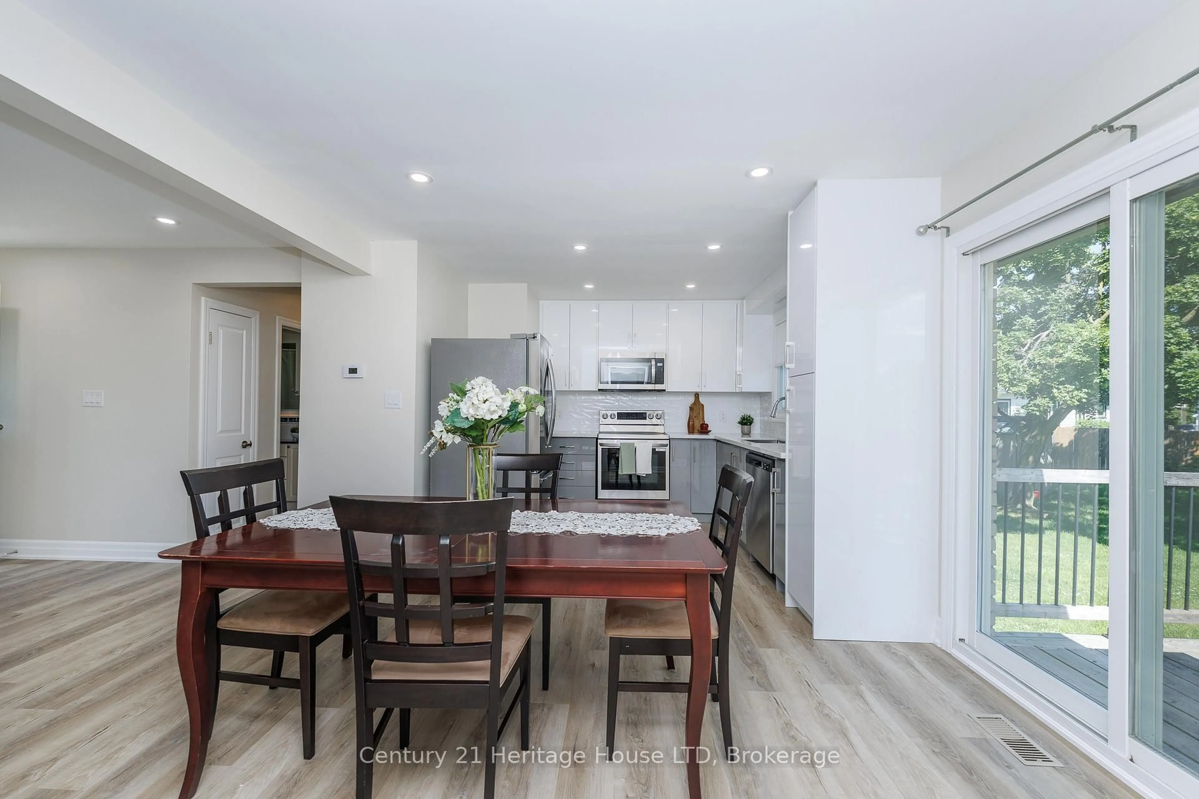 Open concept kitchen, unknown for 37 Coronation Blvd, St. Catharines Ontario L2S 2V2