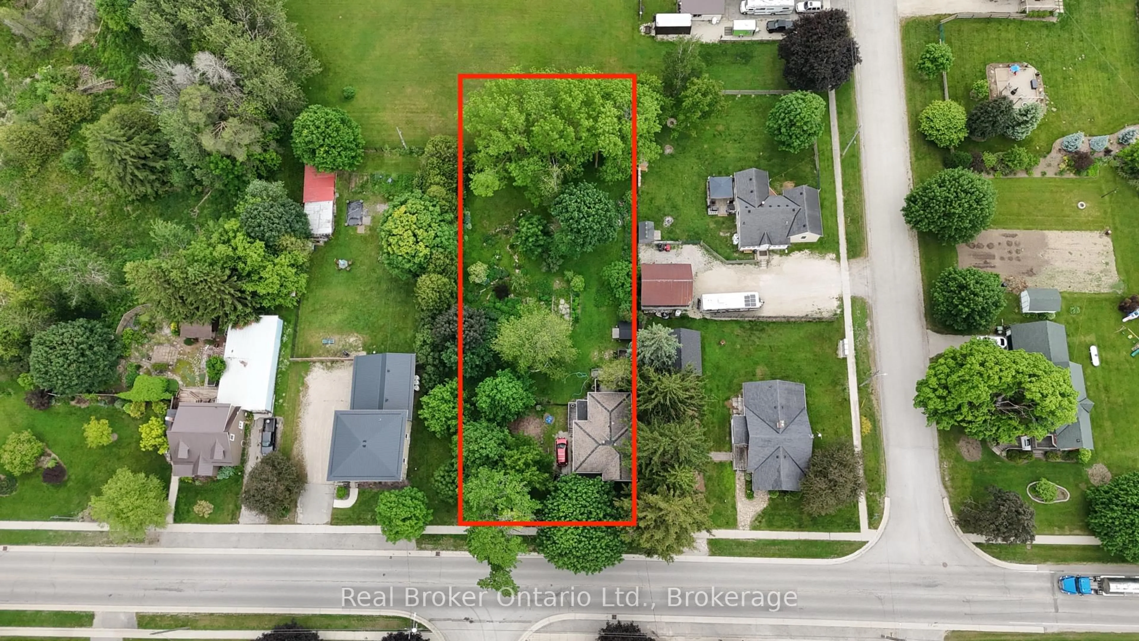 A pic from outside/outdoor area/front of a property/back of a property/a pic from drone, street for 3050 Patrick St, Howick Ontario N0G 1V0