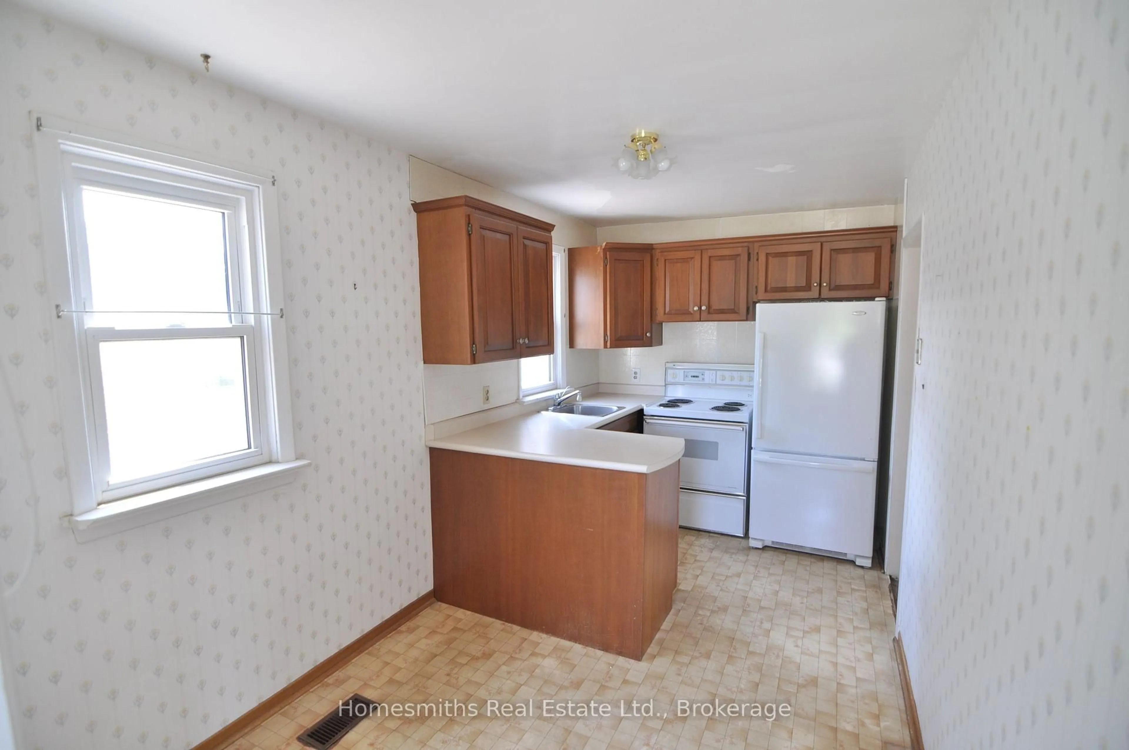 Standard kitchen, unknown for 494 Harden Cres, Cobourg Ontario K9A 1Z9