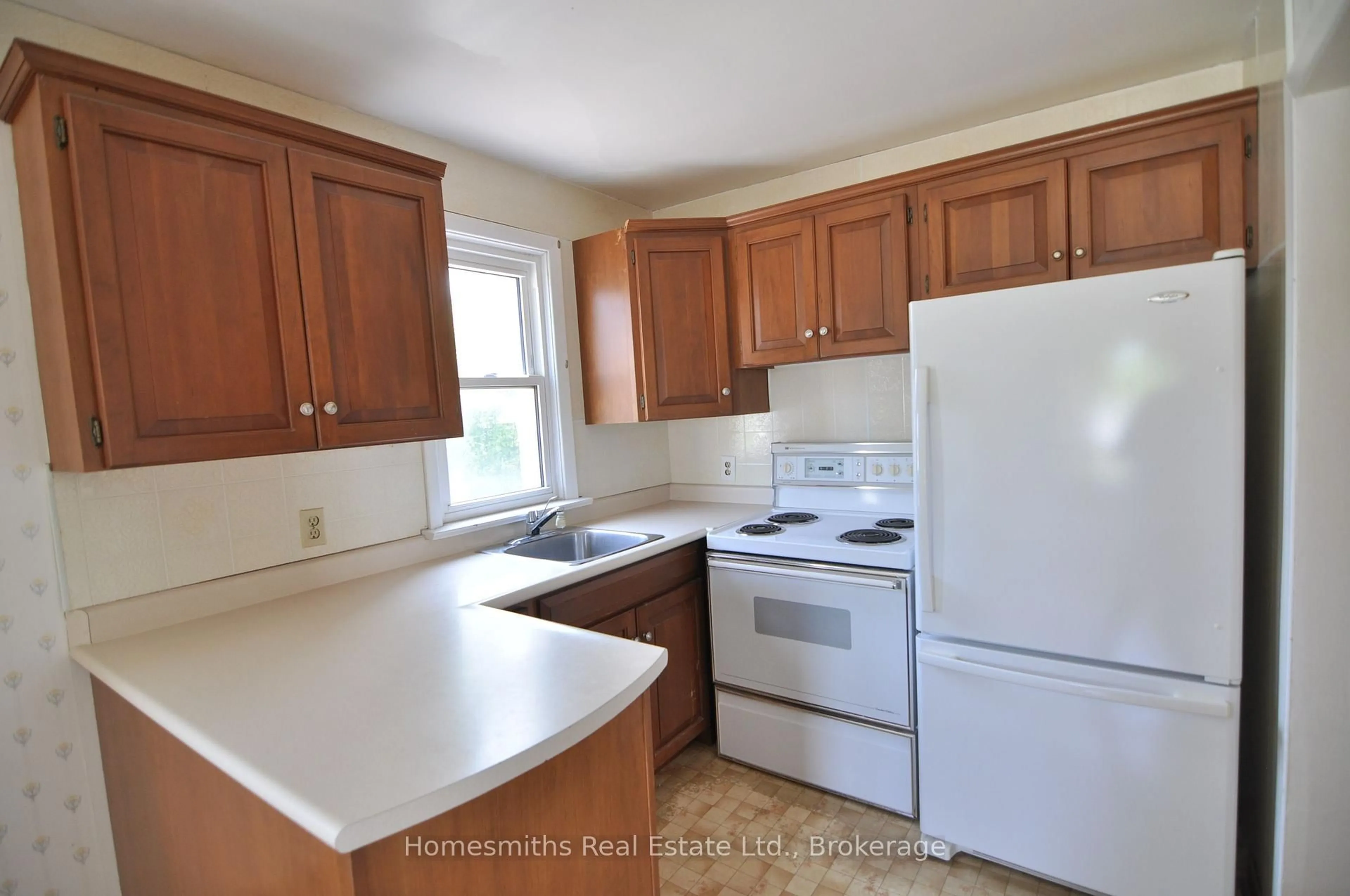 Standard kitchen, unknown for 494 Harden Cres, Cobourg Ontario K9A 1Z9