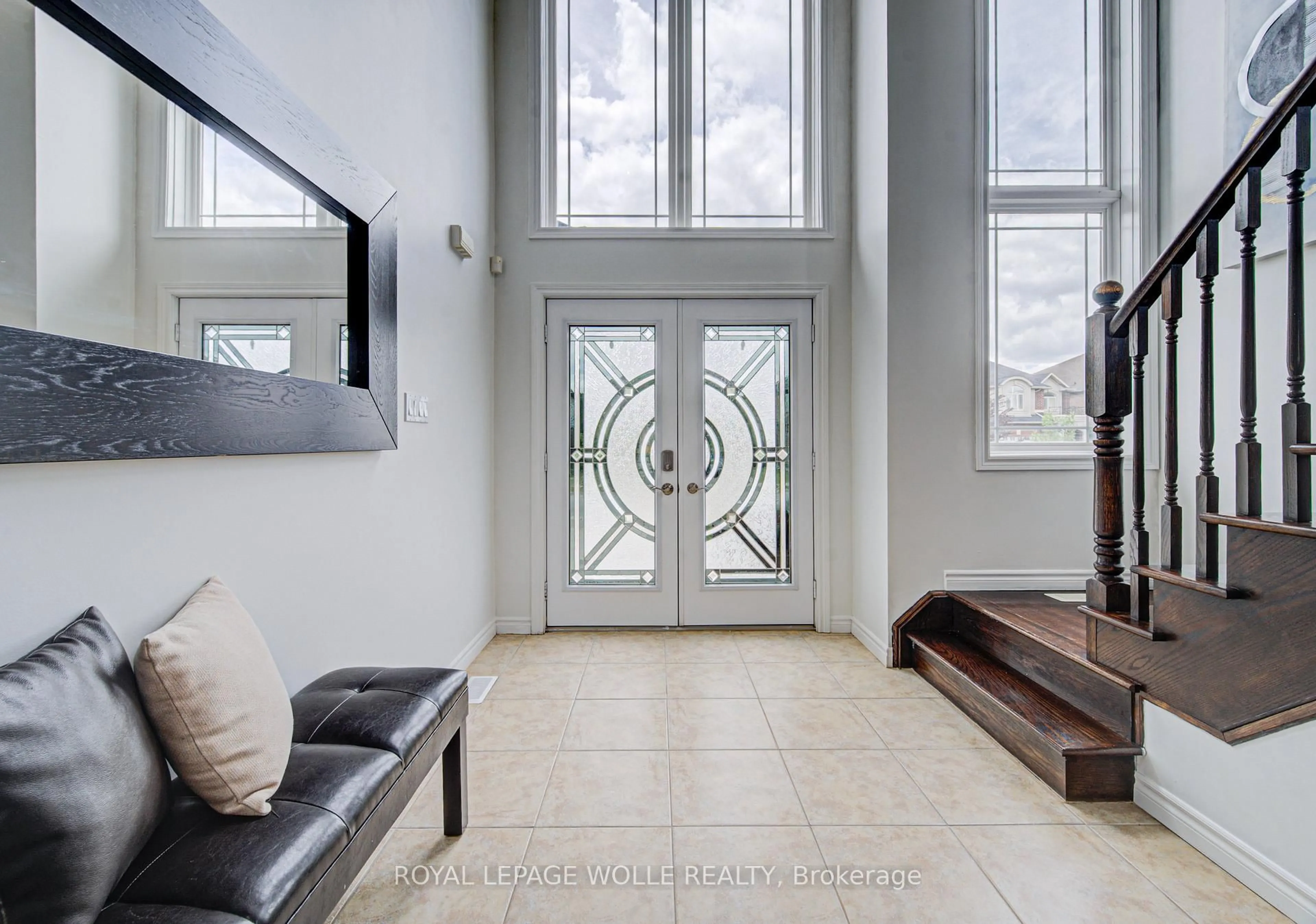 Indoor entryway for 37 Davinci Blvd, Hamilton Ontario L9B 0C5