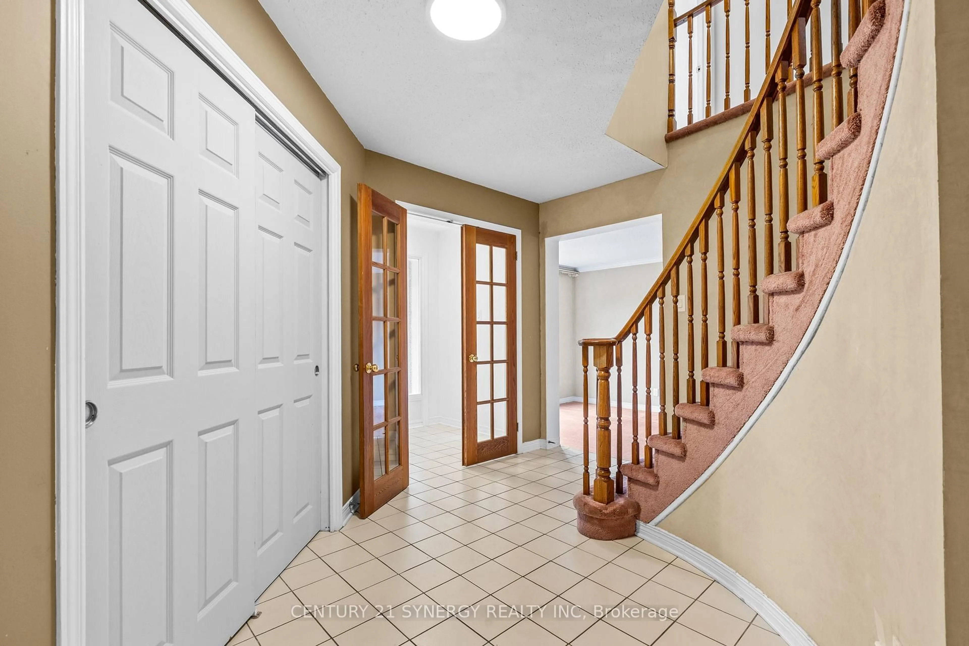 Indoor entryway for 6 Fessenden Way, Ottawa Ontario K2L 3L1