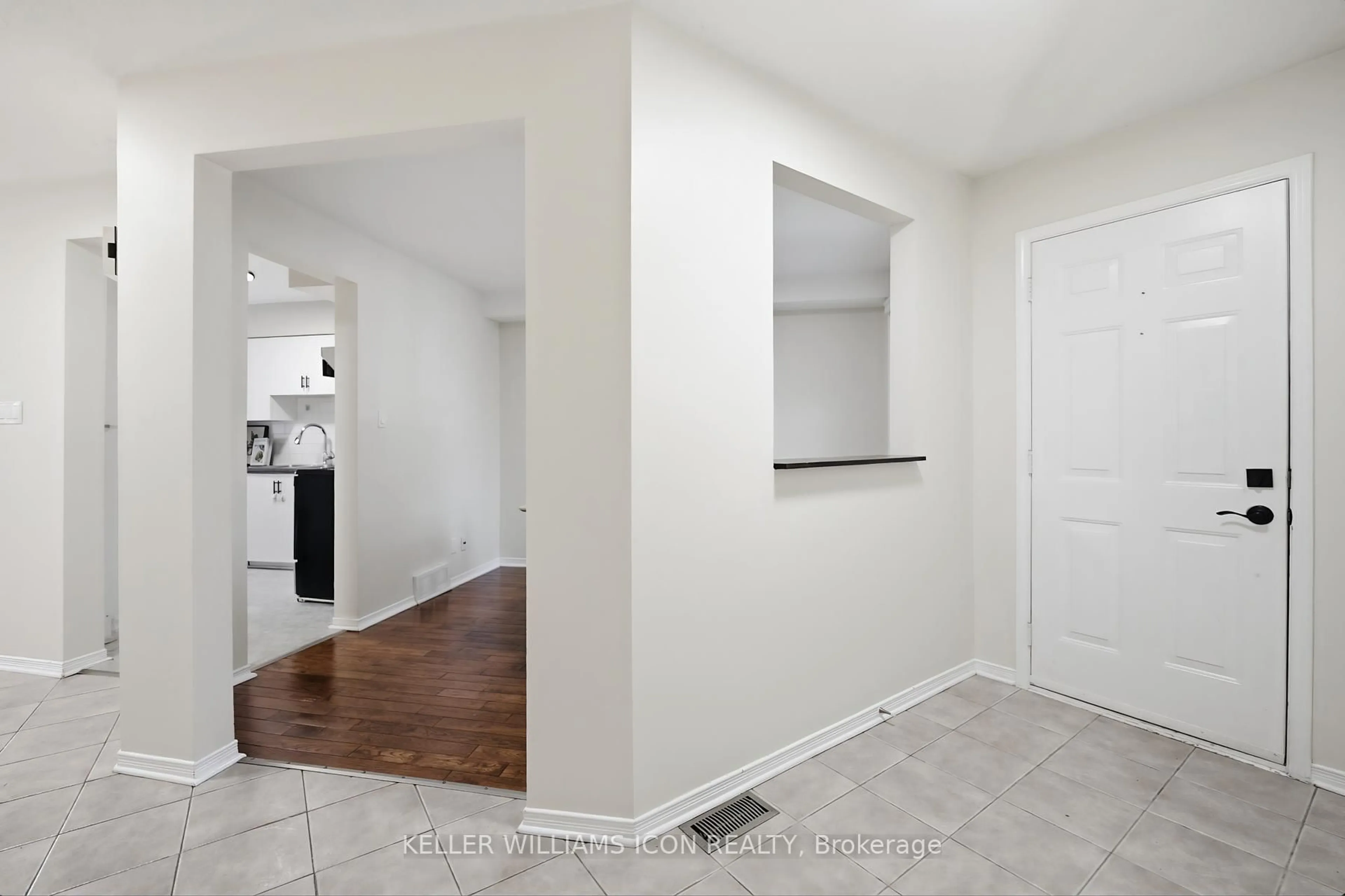 Indoor entryway for 25 Robarts Cres, Ottawa Ontario K2L 3Z4
