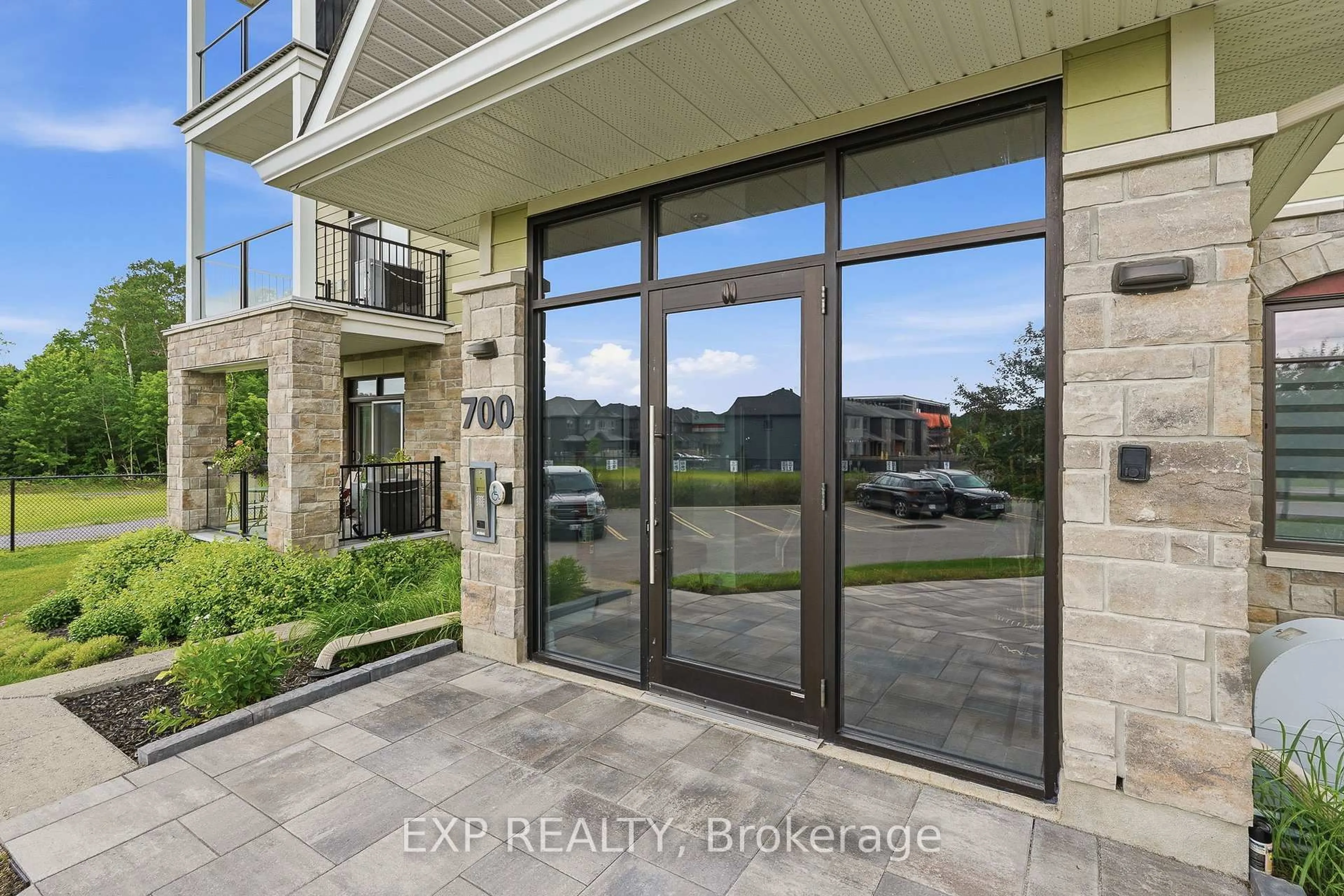 Indoor entryway for 700 DU RIVAGE St #104, Clarence-Rockland Ontario K4K 1K4