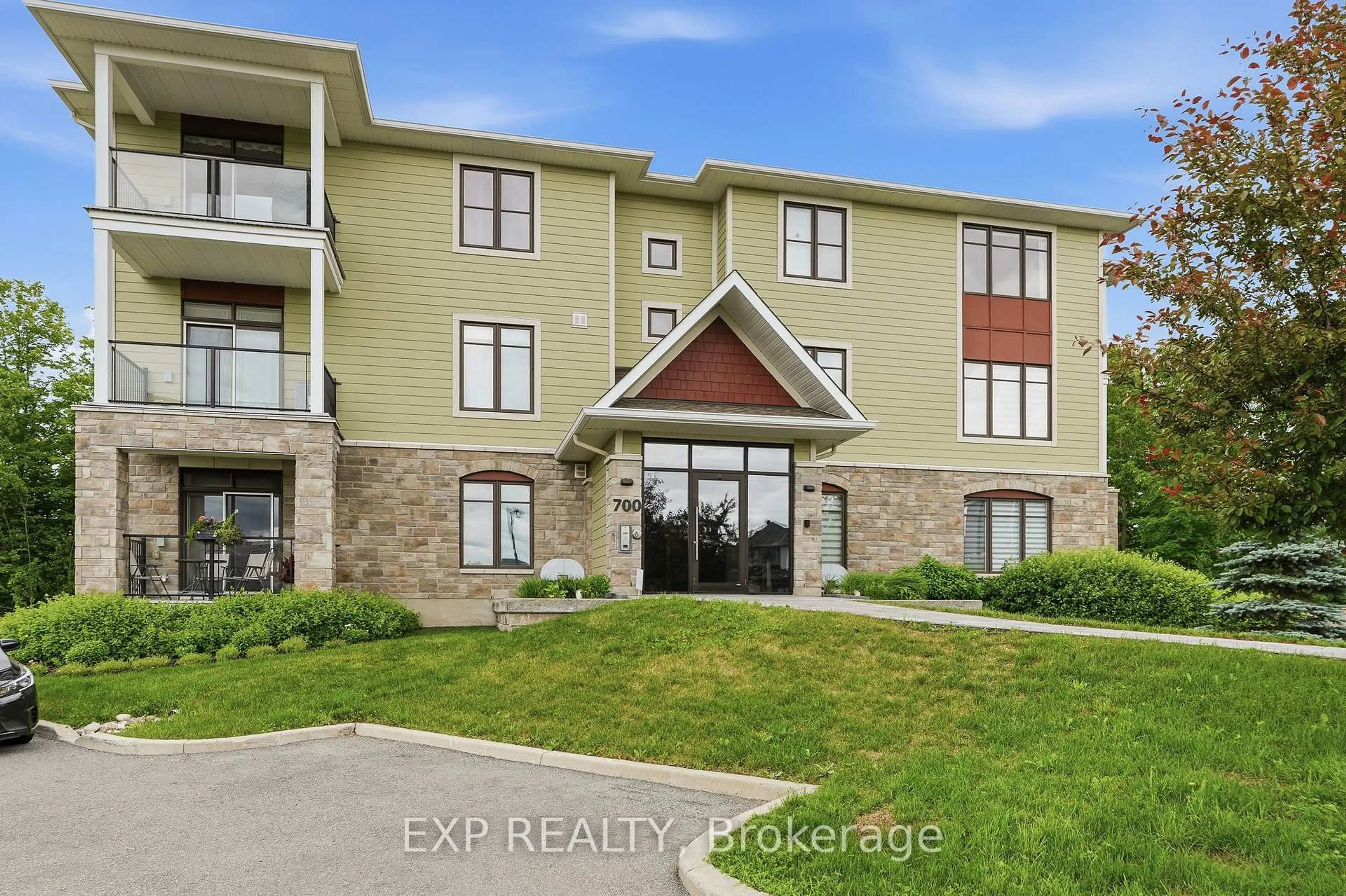 A pic from outside/outdoor area/front of a property/back of a property/a pic from drone, unknown for 700 DU RIVAGE St #104, Clarence-Rockland Ontario K4K 1K4
