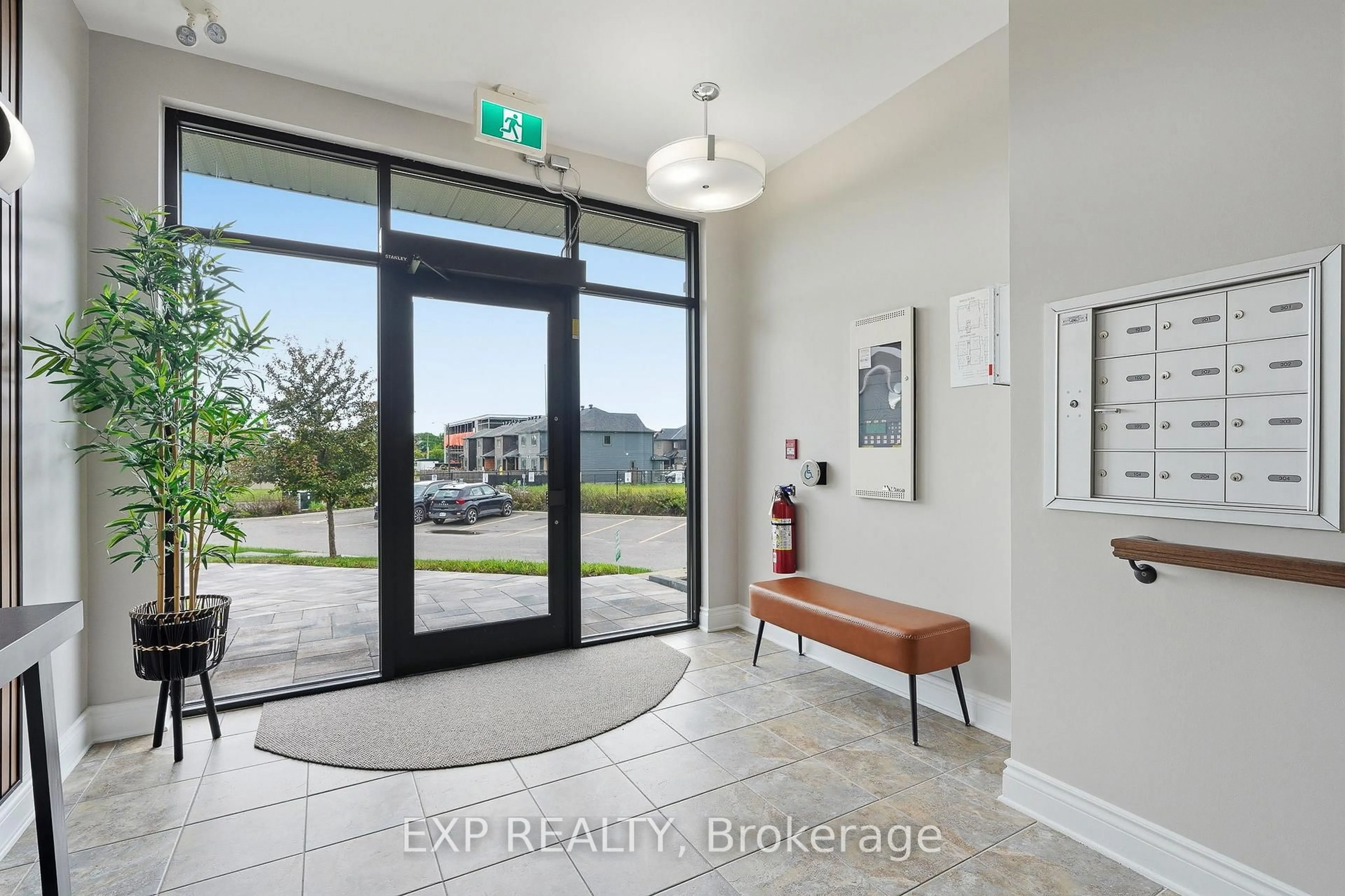 Indoor foyer for 700 DU RIVAGE St #104, Clarence-Rockland Ontario K4K 1K4