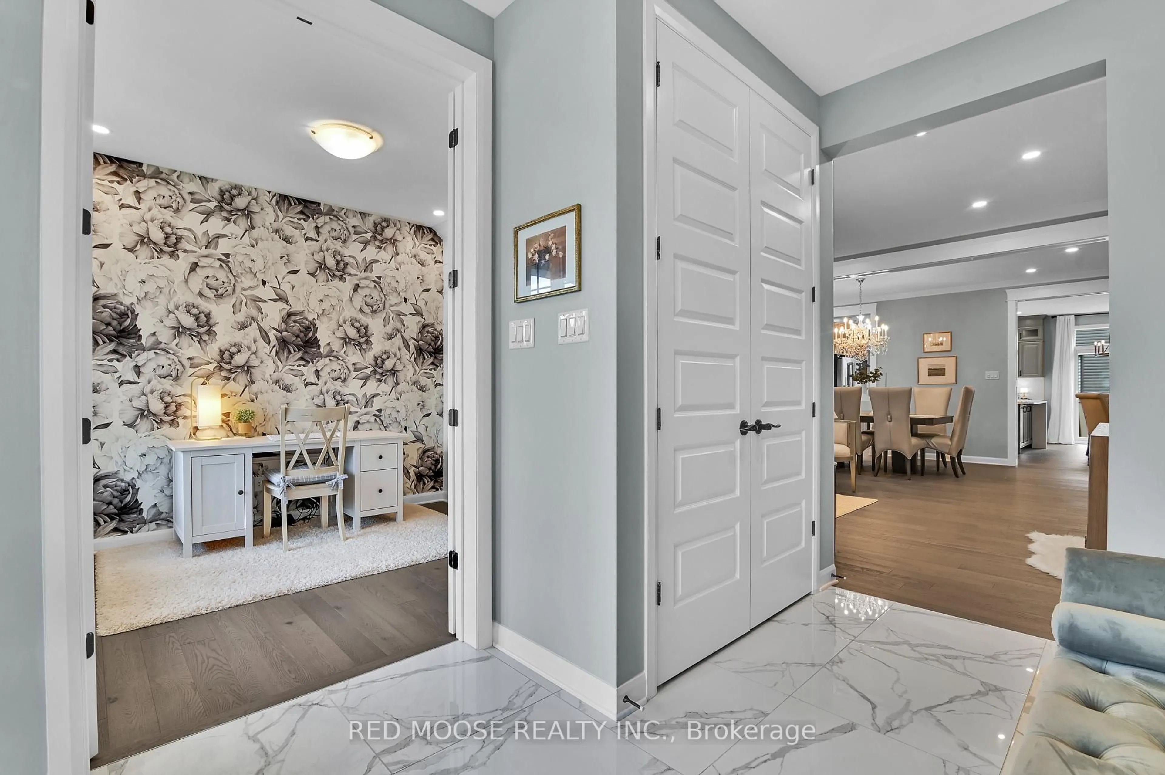 Indoor entryway for 158 Aquarium Ave, Ottawa Ontario K4A 1L1
