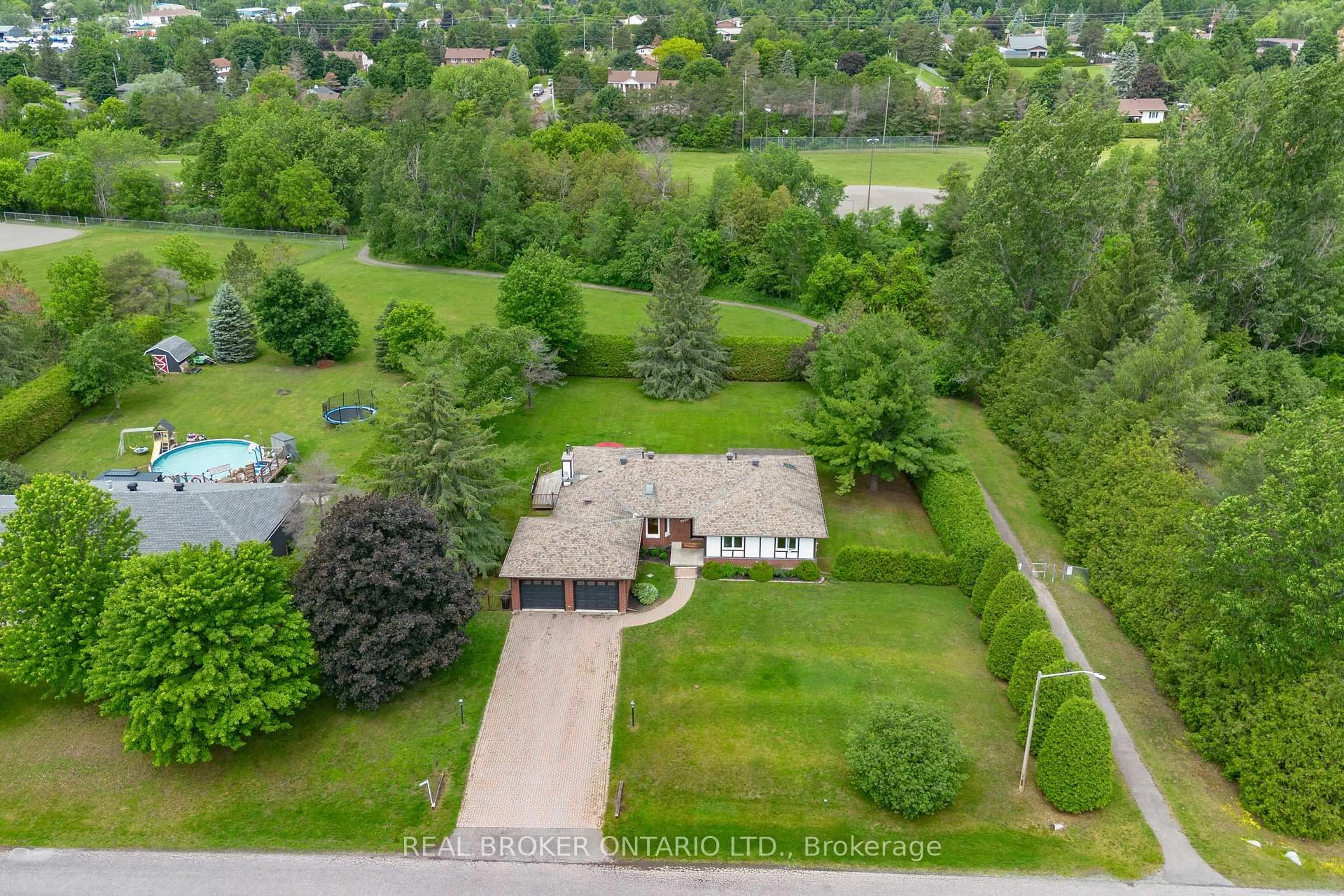A pic from outside/outdoor area/front of a property/back of a property/a pic from drone, unknown for 7039 Quinnfield Way, Ottawa Ontario K4P 1B7