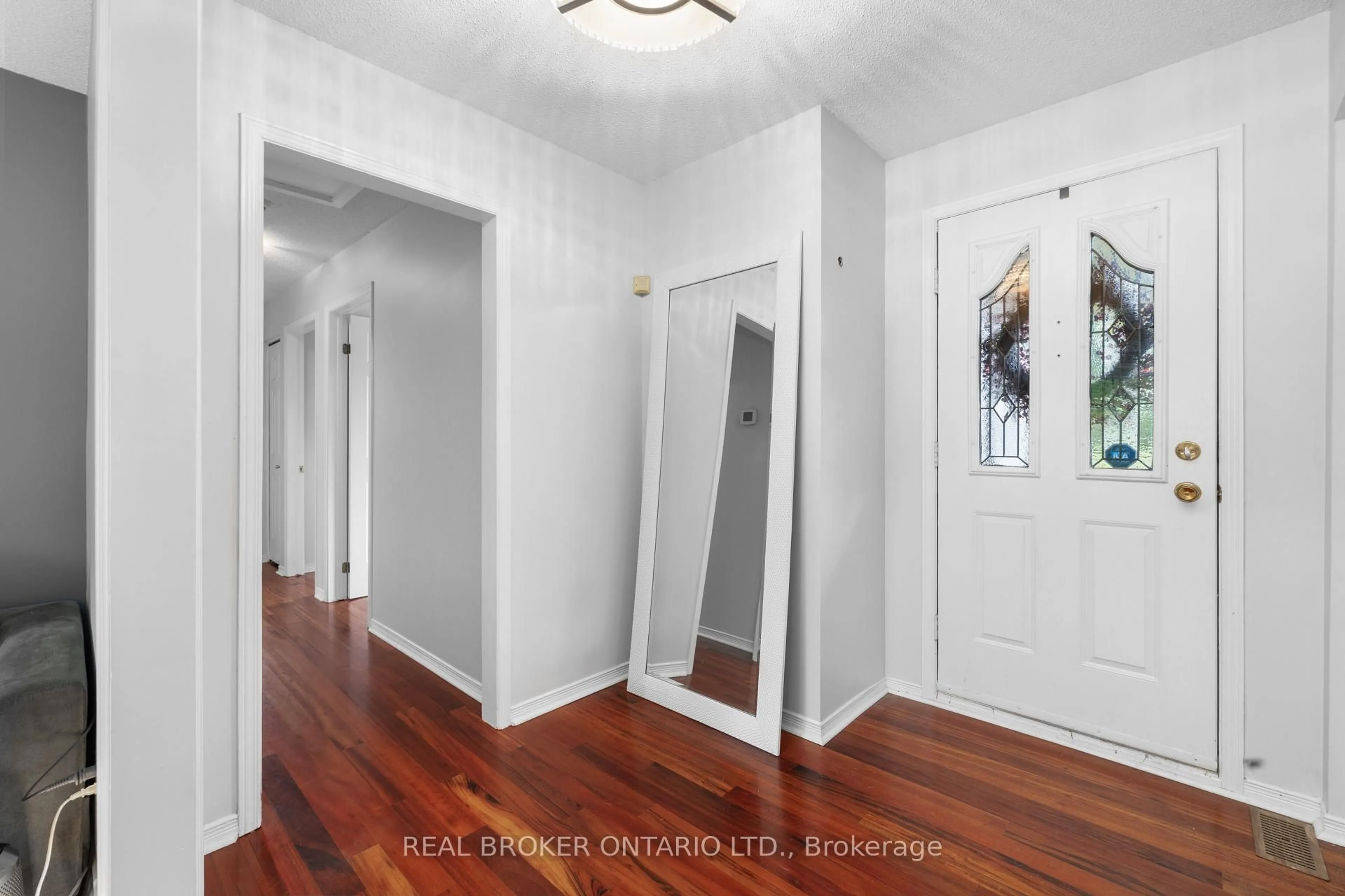 Indoor entryway for 7039 Quinnfield Way, Ottawa Ontario K4P 1B7