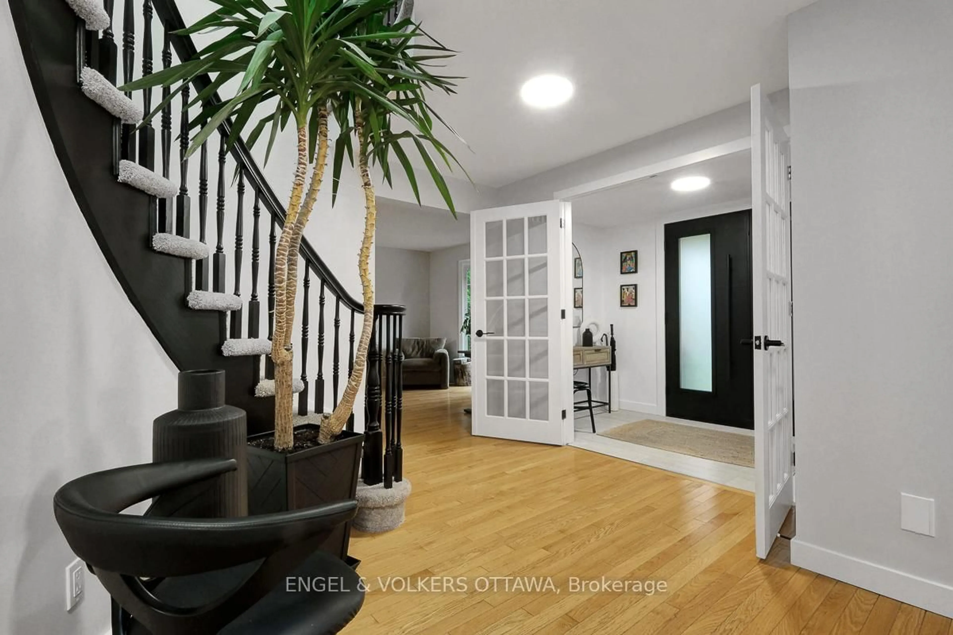 Indoor entryway for 1965 Du Clairvaux Rd, Orleans Ontario K1C 6B2